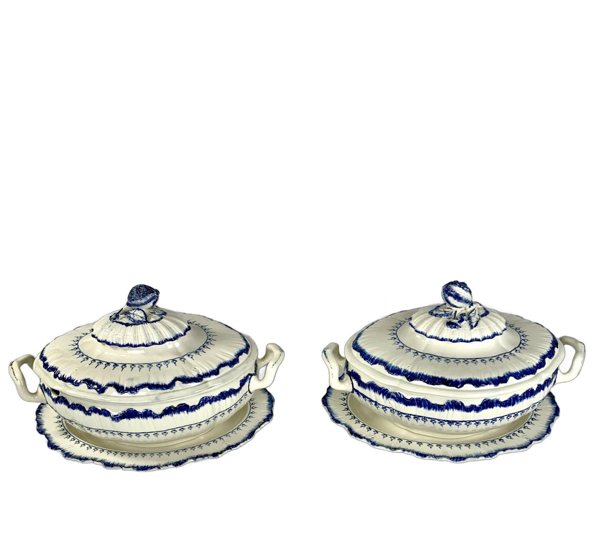 Este par de soperas de Wedgwood, junto con un juego de ocho patés de Wedgwood, se fabricaron en Inglaterra hacia 1840.
Tanto las soperas como el juego de ocho platos grandes a juego están decorados con el excepcional motivo Mared de Wedgwood.
El