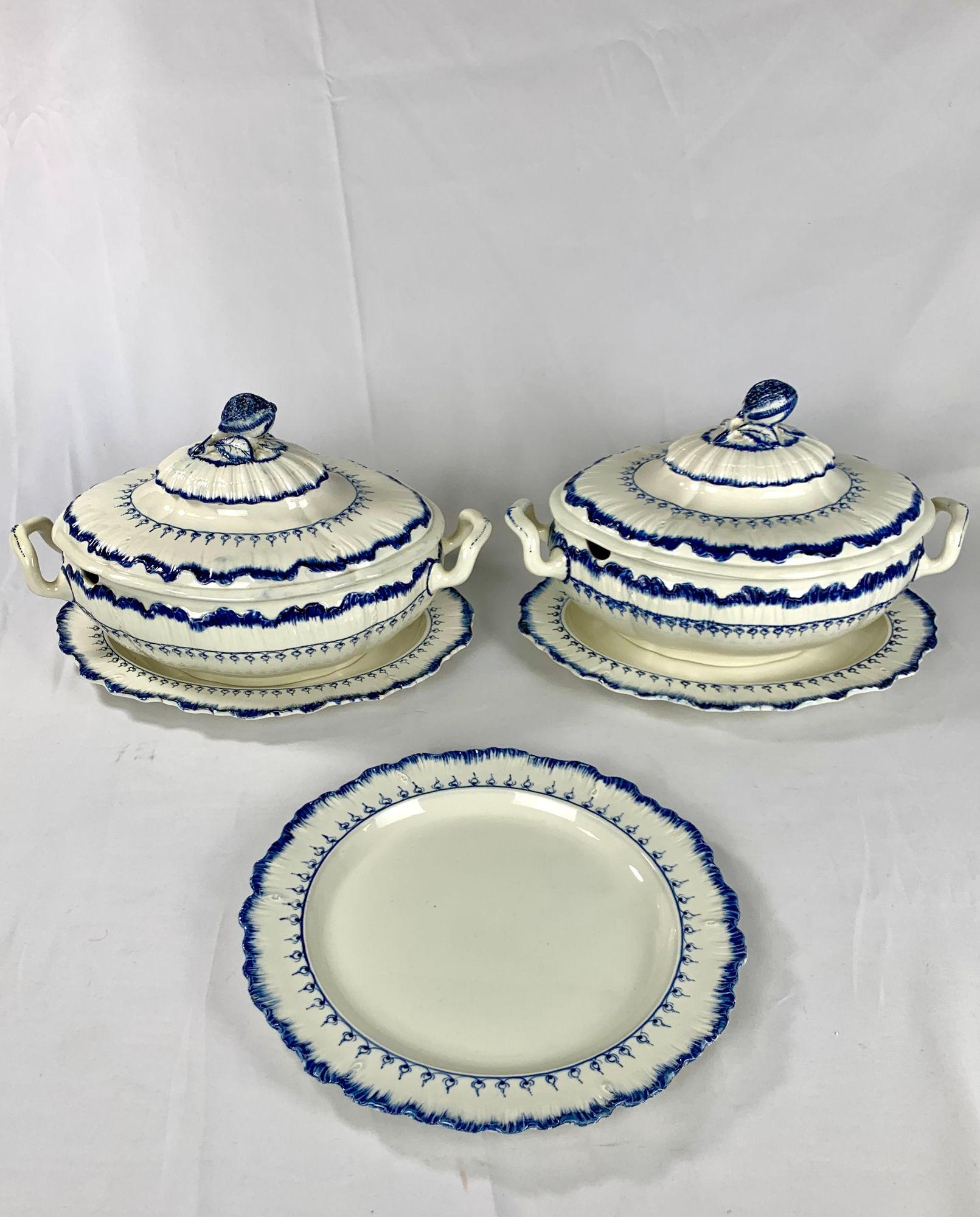 Pareja de Soperas y 8 Platos de Cena de Wedgwood en Azul y Blanco Circa 1840 Neoclásico en venta