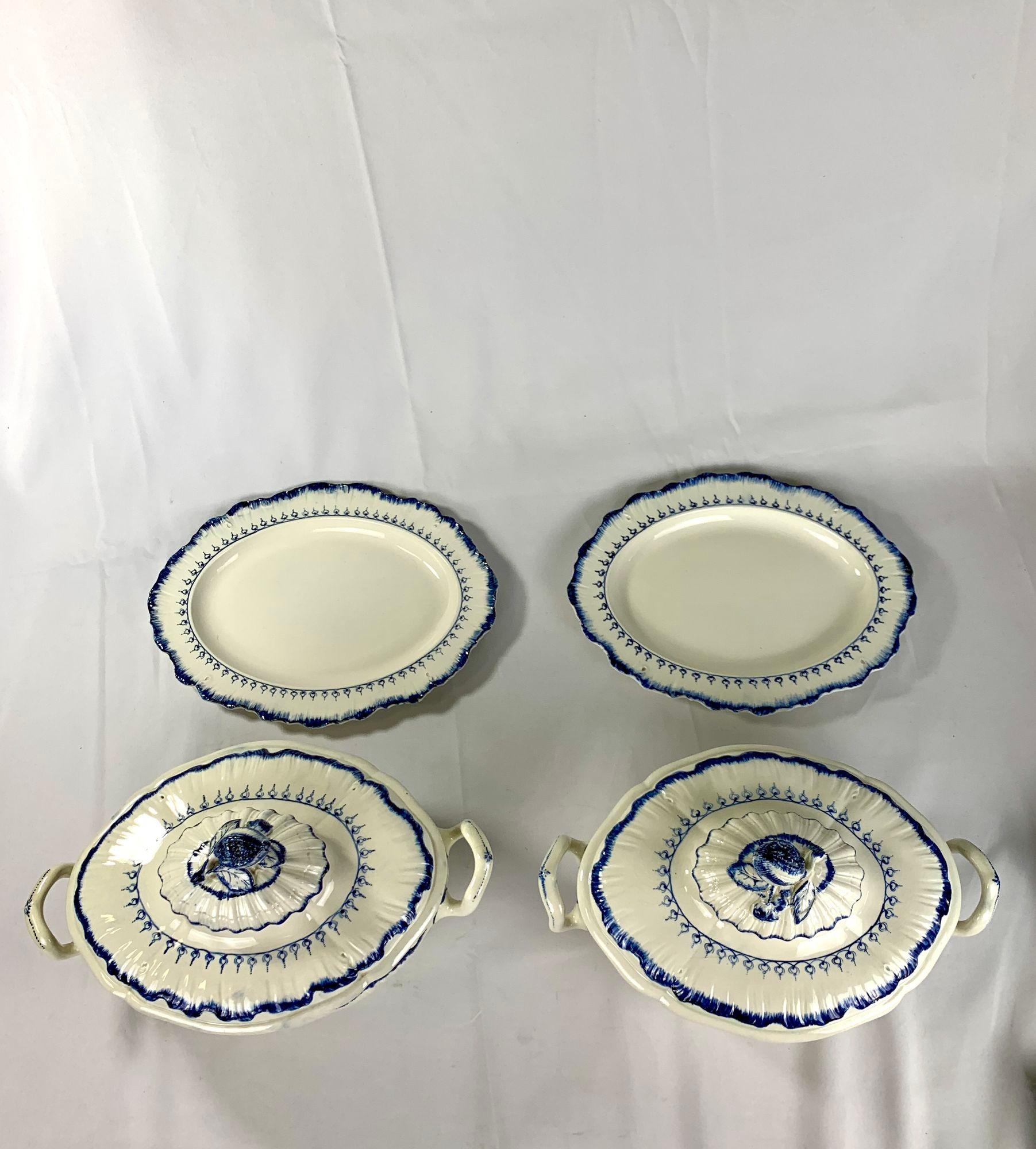 Pareja de Soperas y 8 Platos de Cena de Wedgwood en Azul y Blanco Circa 1840 en Excelente estado para la venta en Katonah, NY