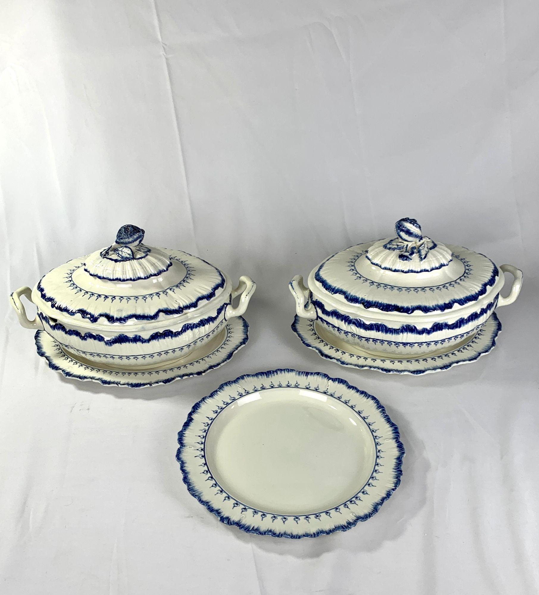 Pareja de Soperas y 8 Platos de Cena de Wedgwood en Azul y Blanco Circa 1840 en venta 1