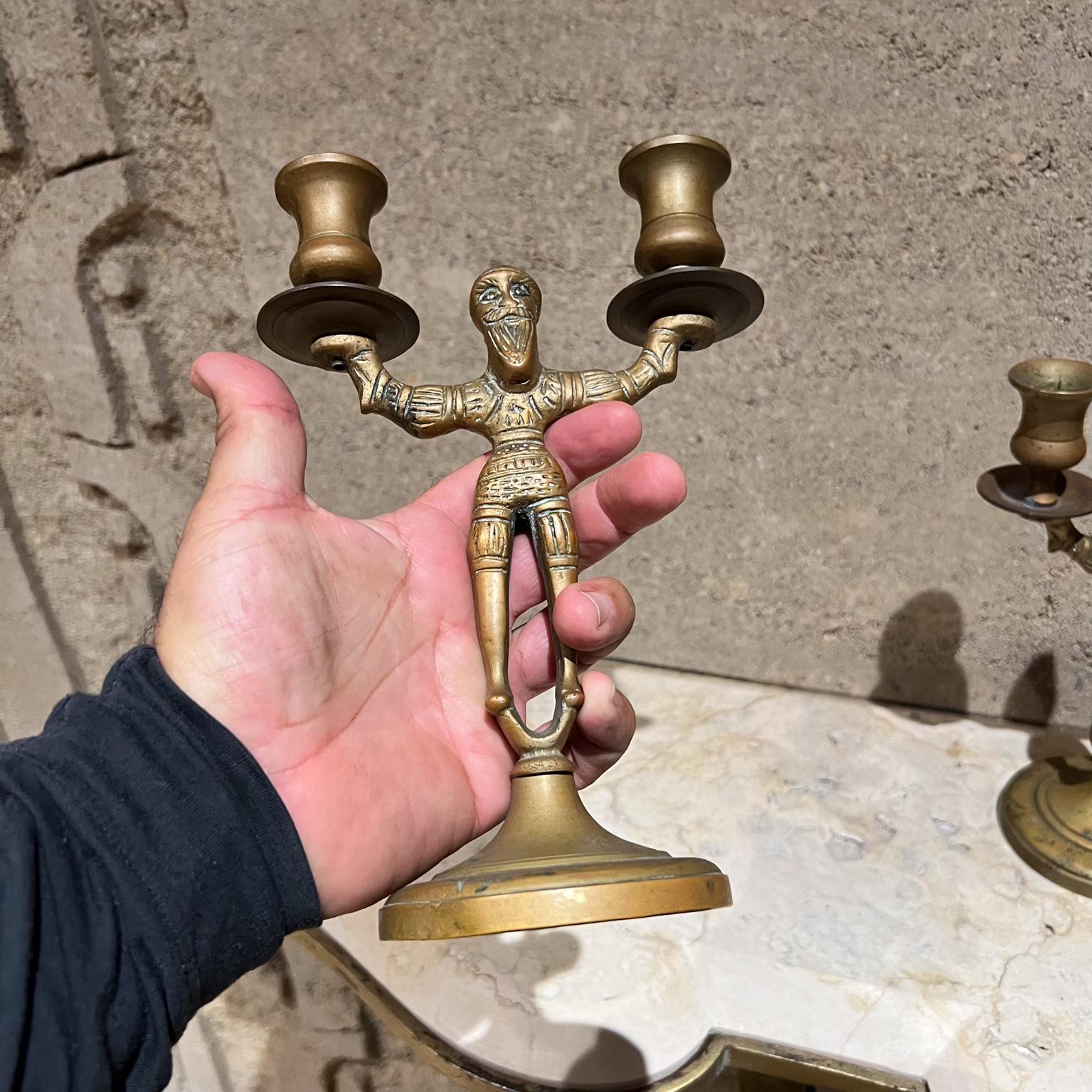 Russo Coppia antica di portacandele doppi in ottone Candelabri russi in vendita