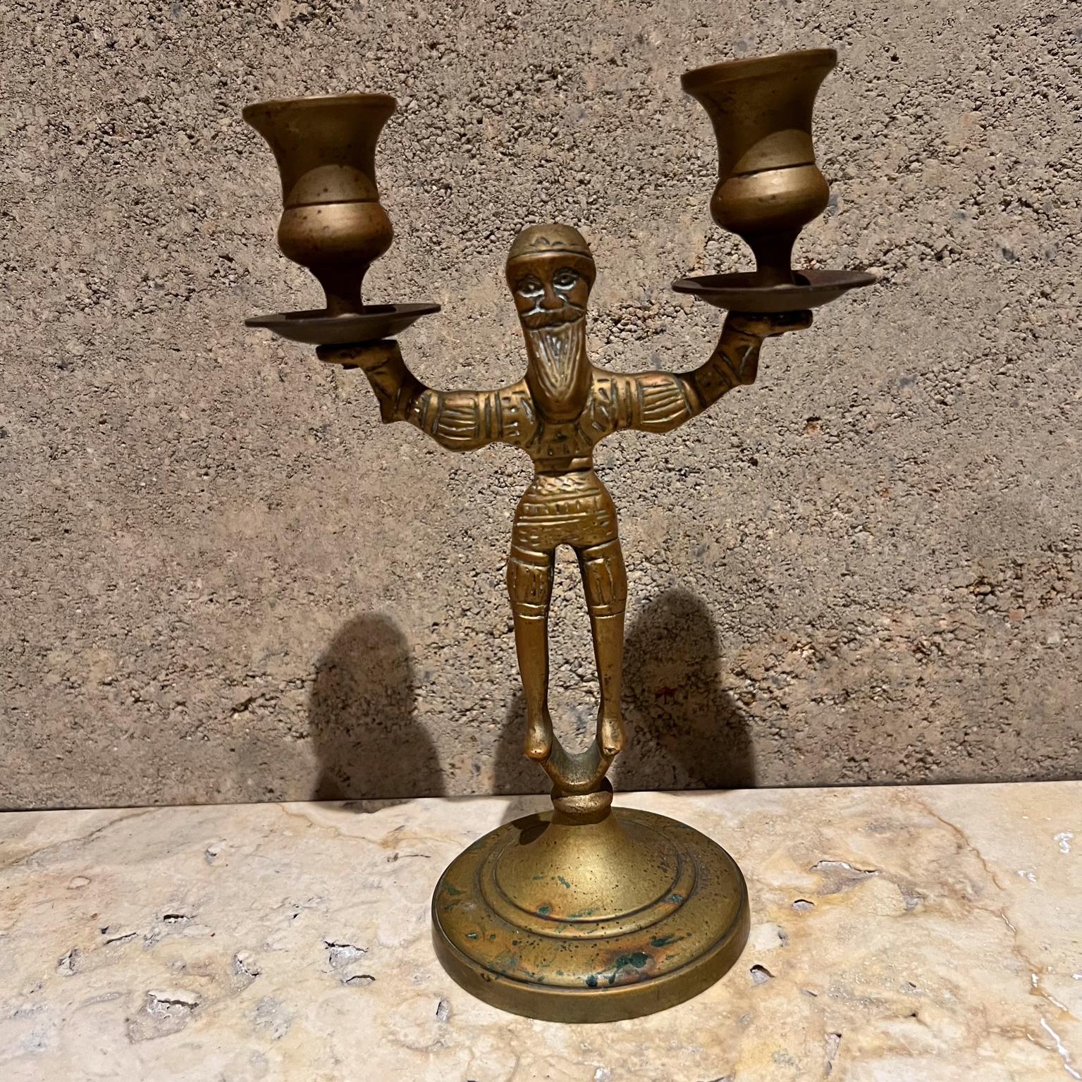 XX secolo Coppia antica di portacandele doppi in ottone Candelabri russi in vendita