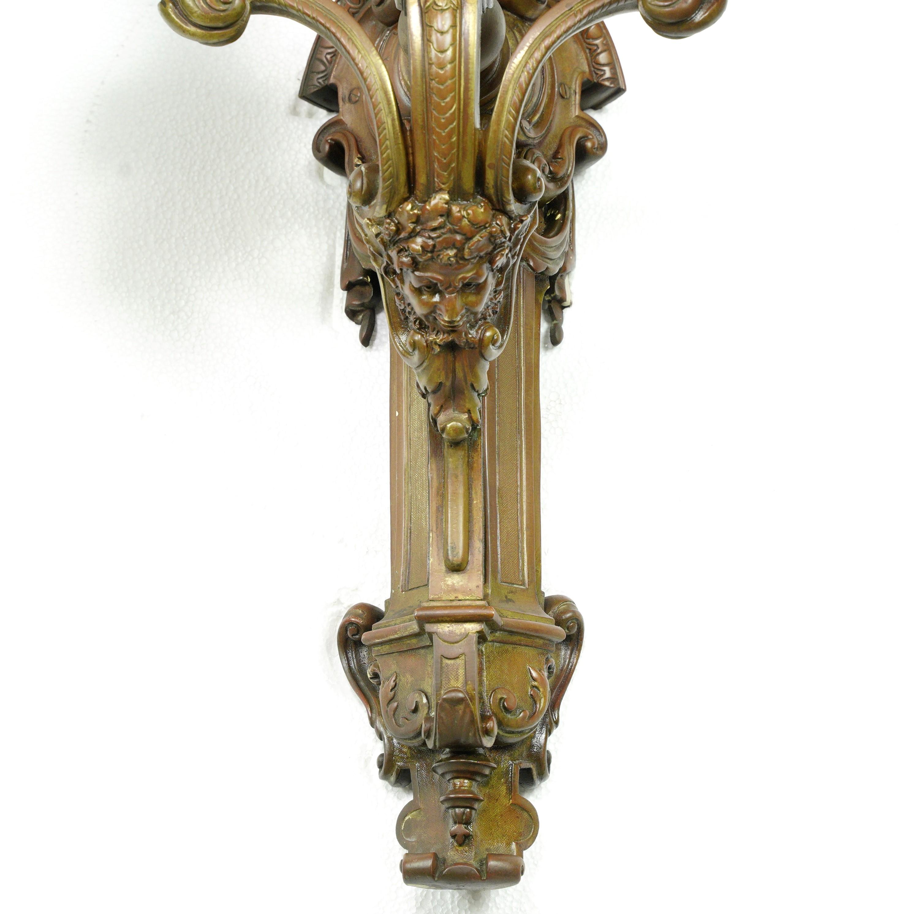 Paar antike Bronze-Wandleuchter, 2 Arm, kugelförmige Kugelschirme (amerikanisch)