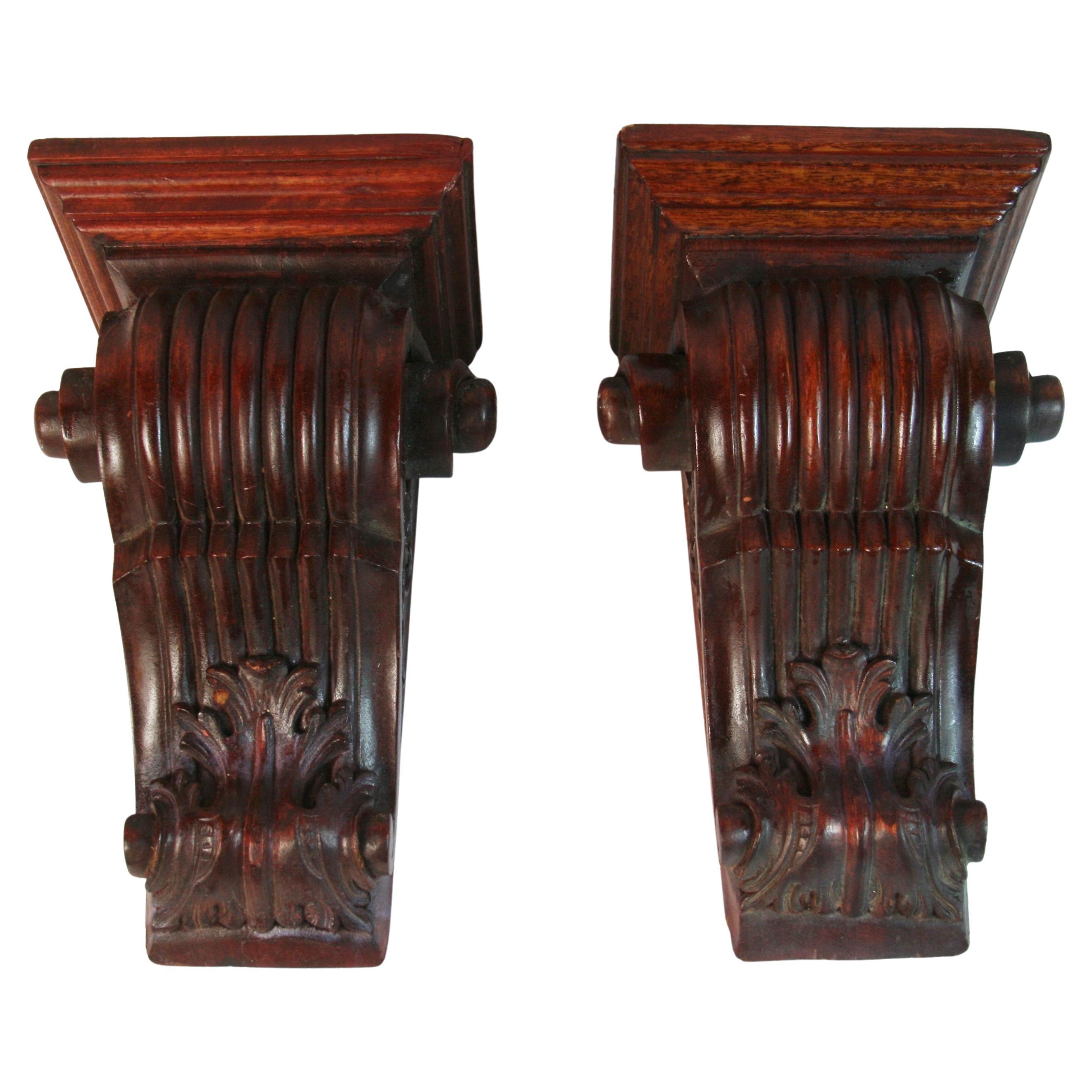 Ancienne paire d'éléments architecturaux sculptés