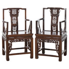 Ancienne paire de chaises à trône chinoises en bois dur sculpté Circa 1920