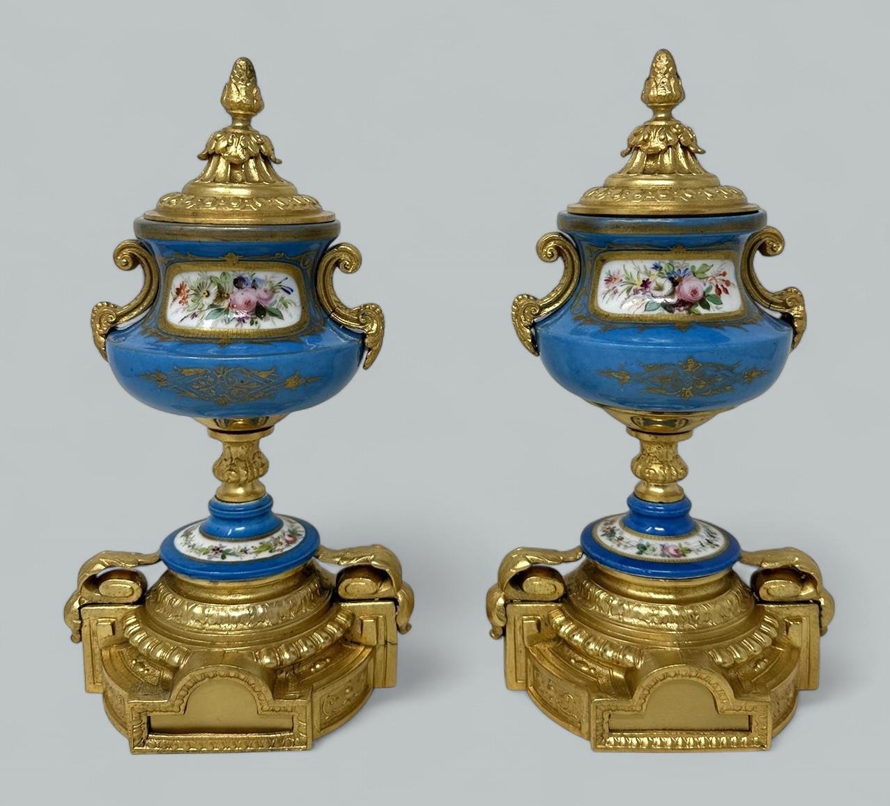 Tardo vittoriano Coppia antica Celeste Blu Francese Sèvres Porcellana Ormolu Vasi Centrotavola in vendita