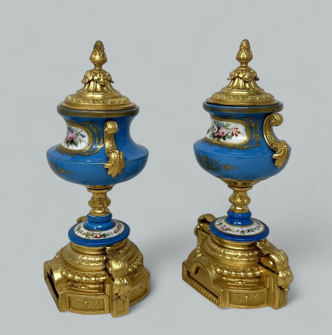 Coppia antica Celeste Blu Francese Sèvres Porcellana Ormolu Vasi Centrotavola In condizioni buone in vendita a Dublin, Ireland