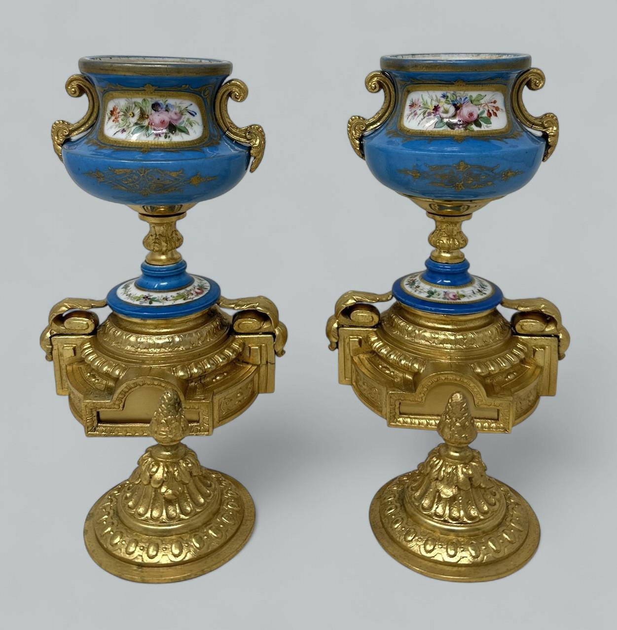 Ceramica Coppia antica Celeste Blu Francese Sèvres Porcellana Ormolu Vasi Centrotavola in vendita