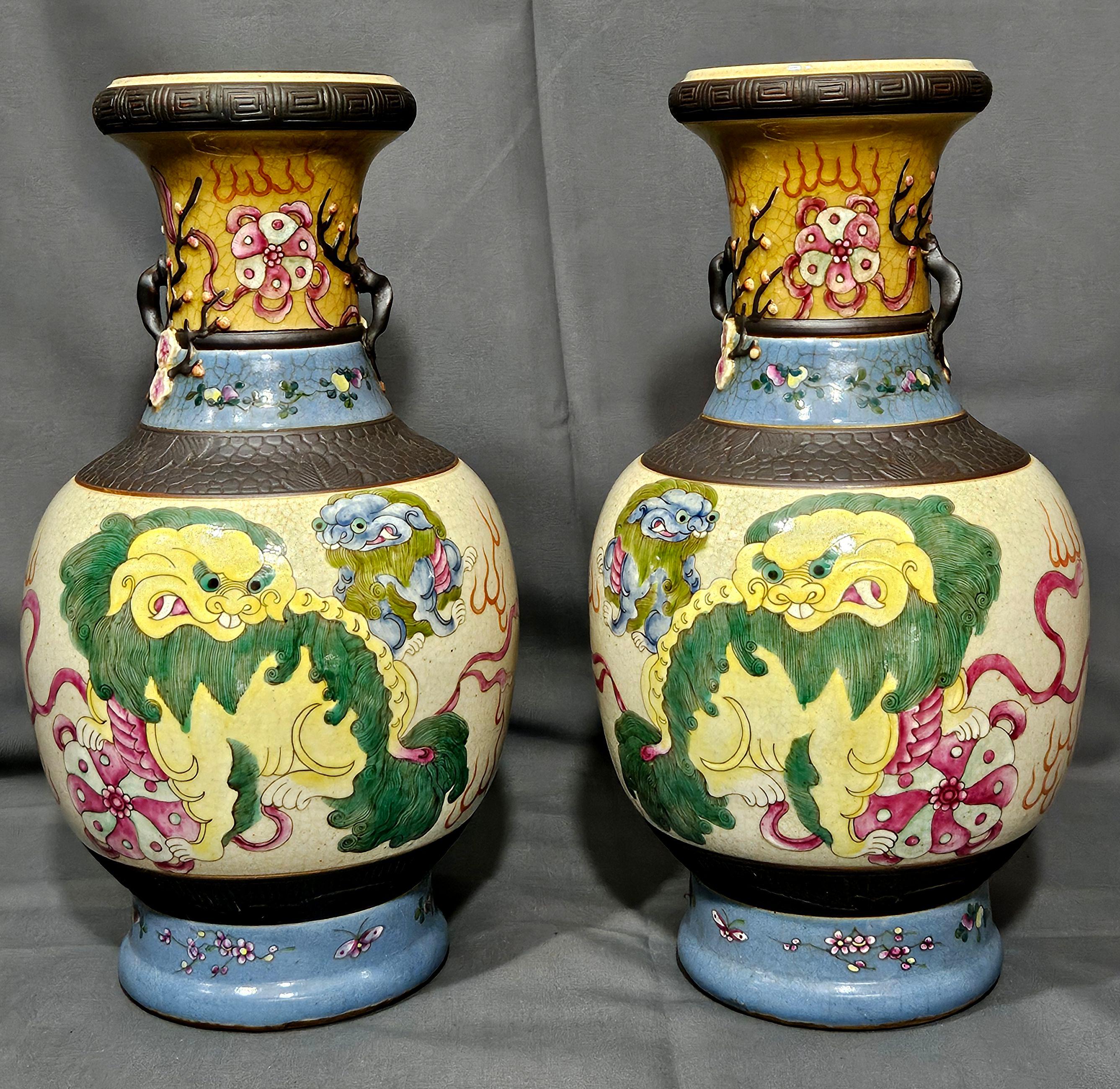 Paire ancienne de 5 lions chinois Famille Rose  Vases 19ème siècle en vente 4