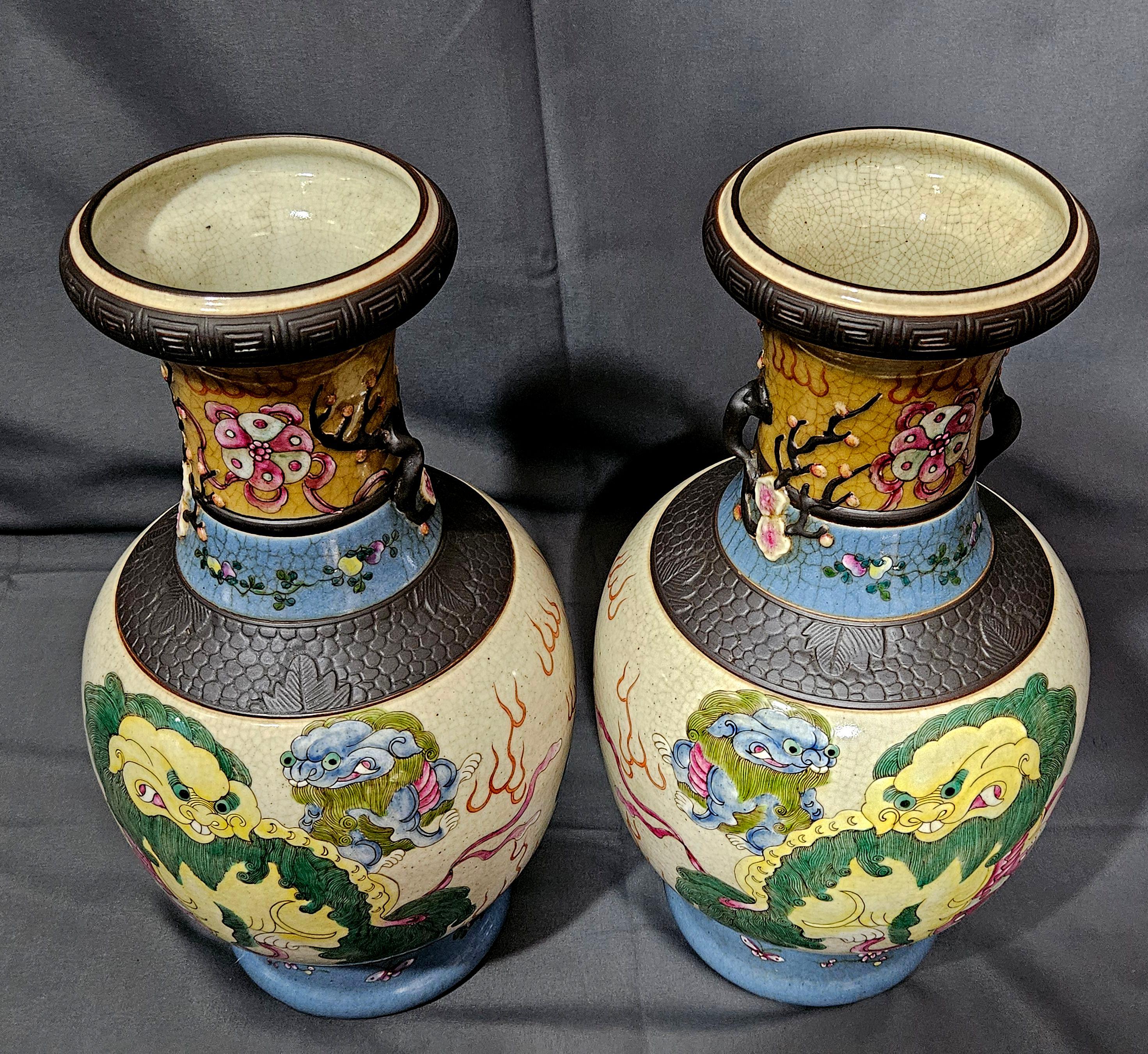 Paire ancienne de 5 lions chinois Famille Rose  Vases 19ème siècle en vente 7