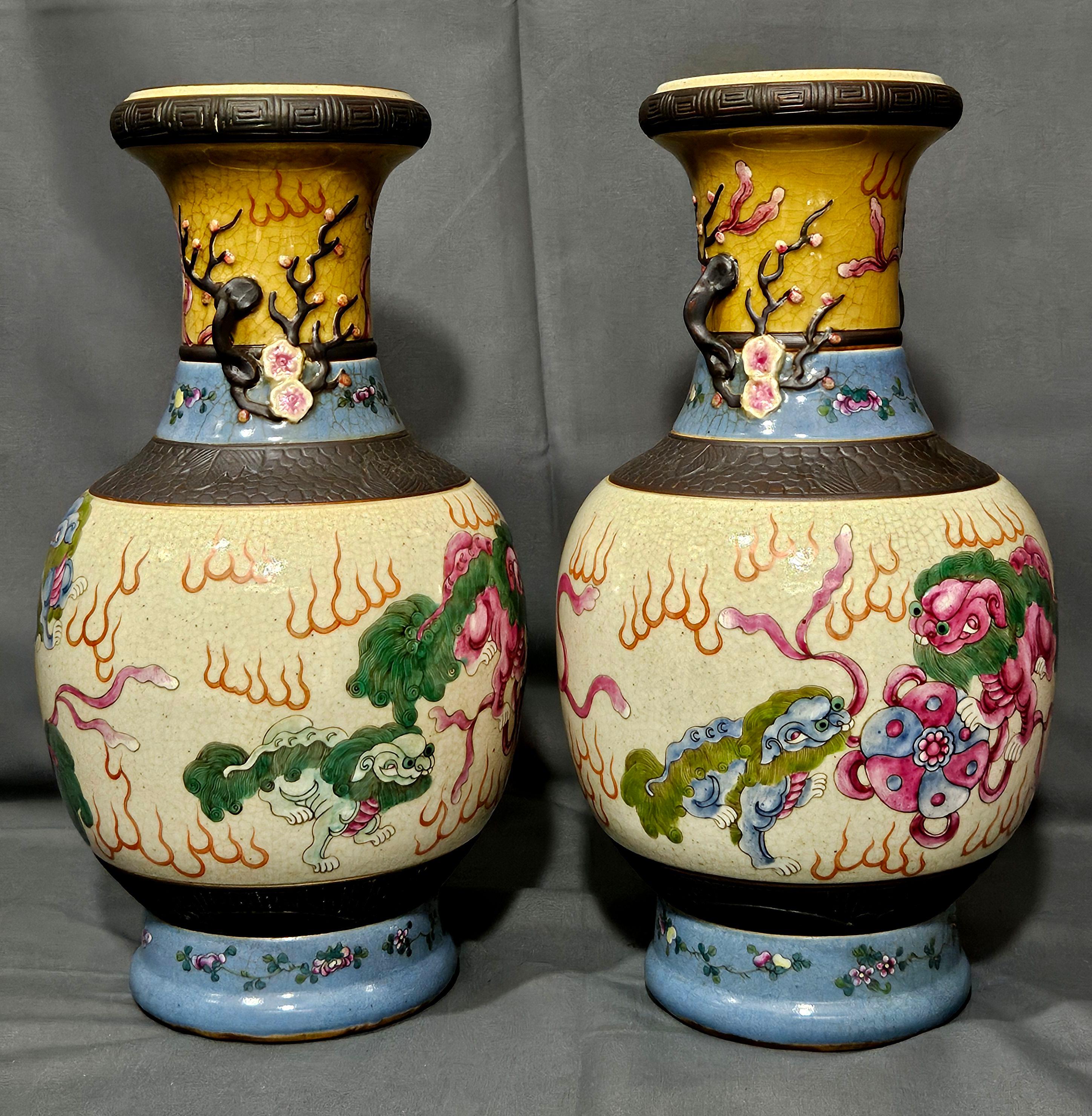 Paire ancienne de 5 lions chinois Famille Rose  Vases 19ème siècle en vente 9