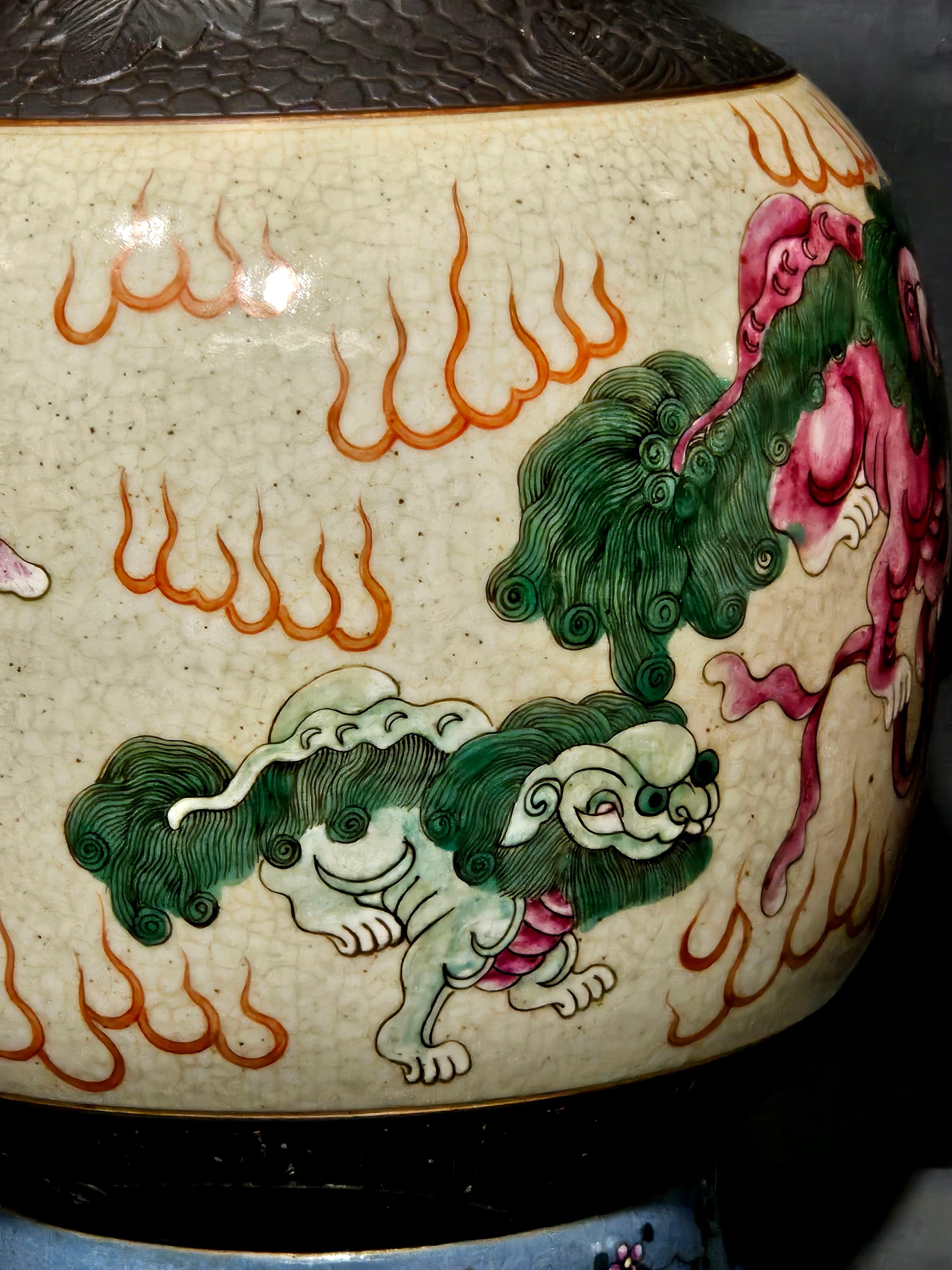 Paire ancienne de 5 lions chinois Famille Rose  Vases 19ème siècle en vente 11