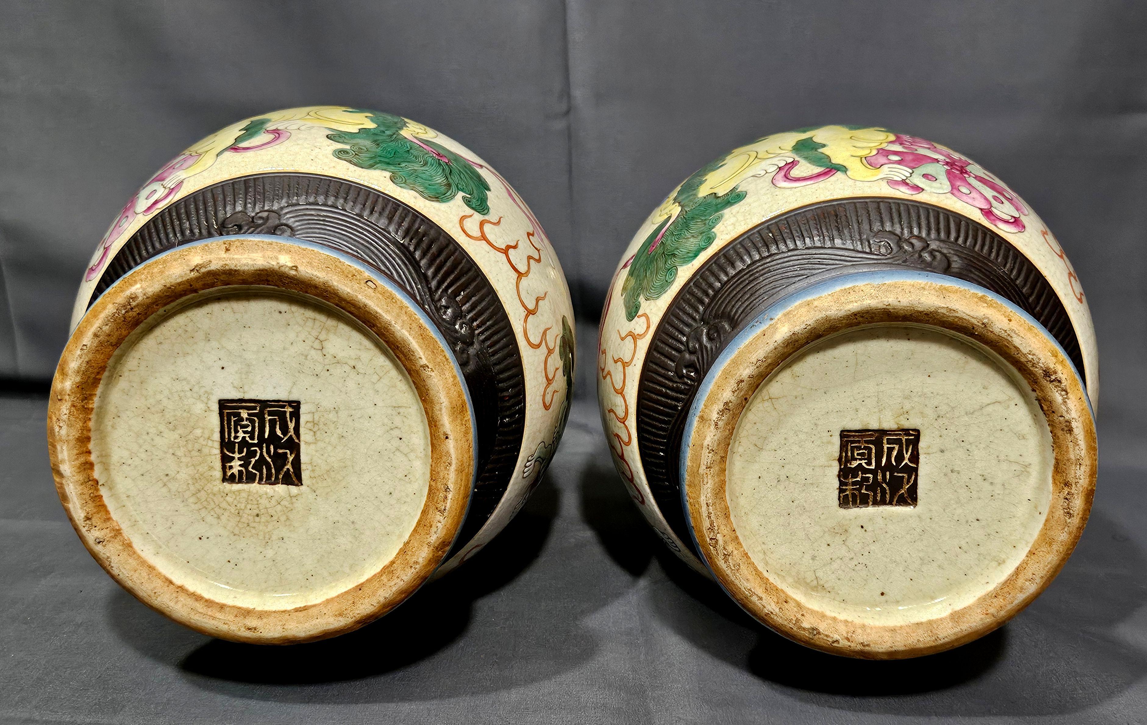 Paire ancienne de 5 lions chinois Famille Rose  Vases 19ème siècle en vente 12