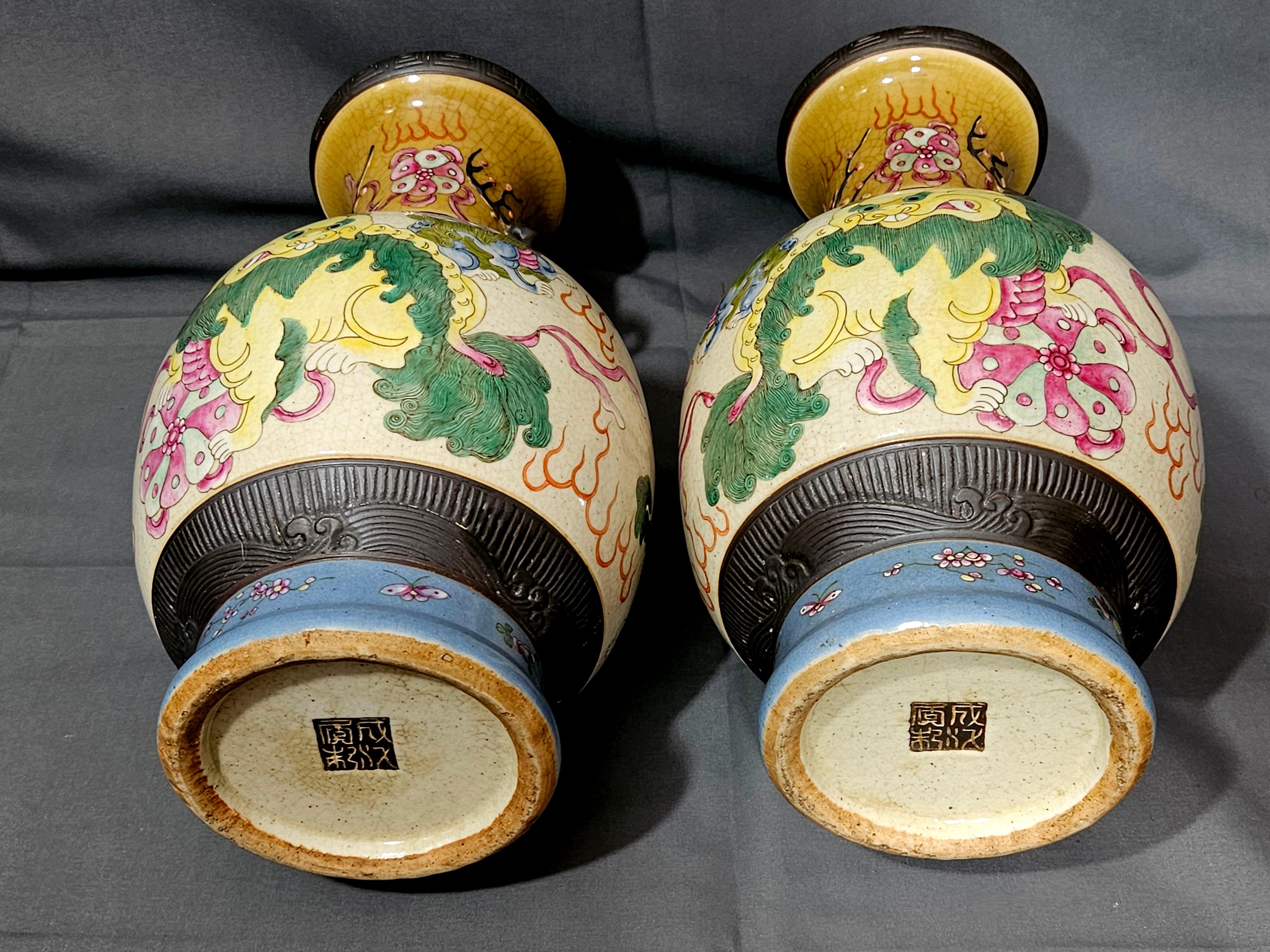 Paire ancienne de 5 lions chinois Famille Rose  Vases 19ème siècle en vente 13