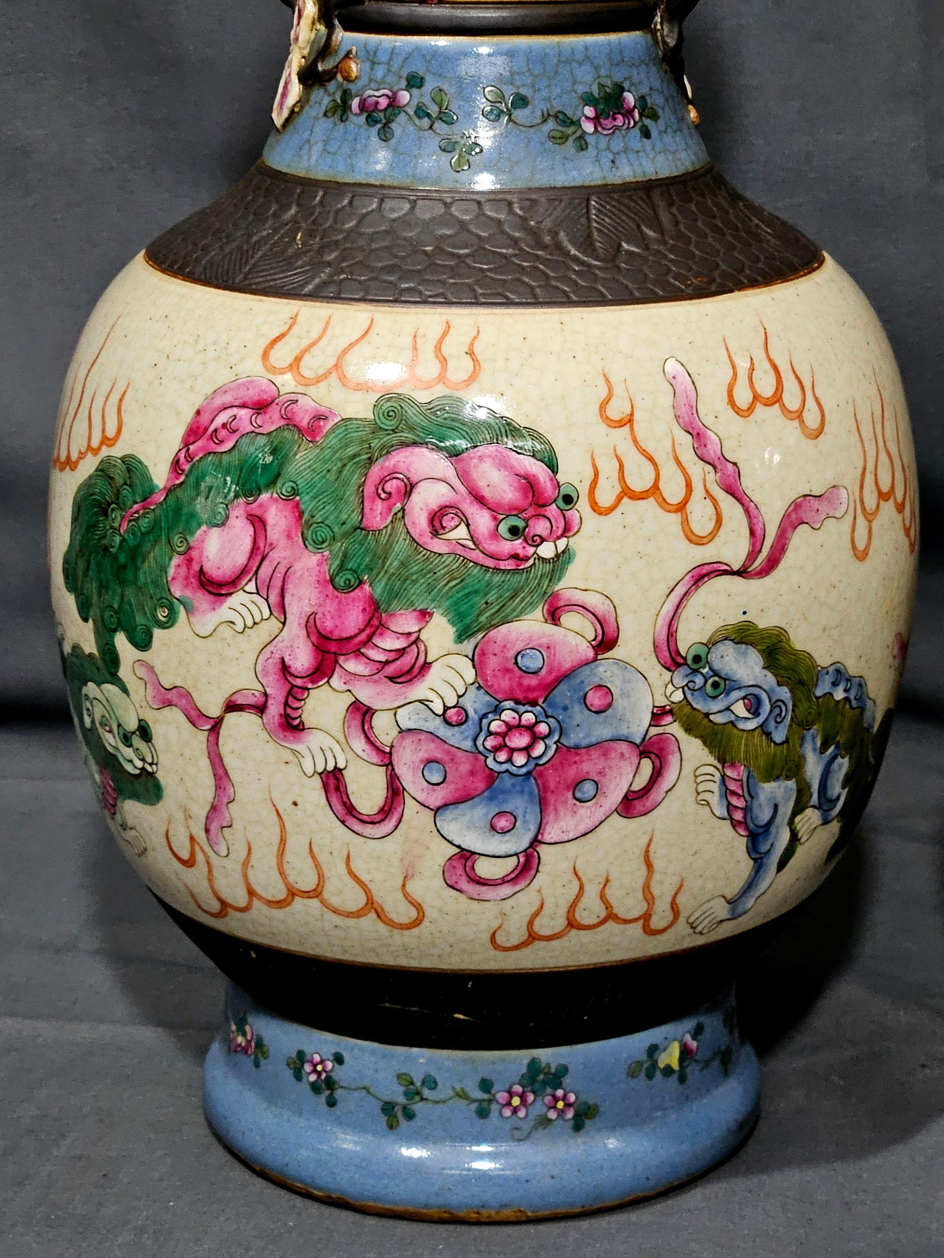 Fait main Paire ancienne de 5 lions chinois Famille Rose  Vases 19ème siècle en vente
