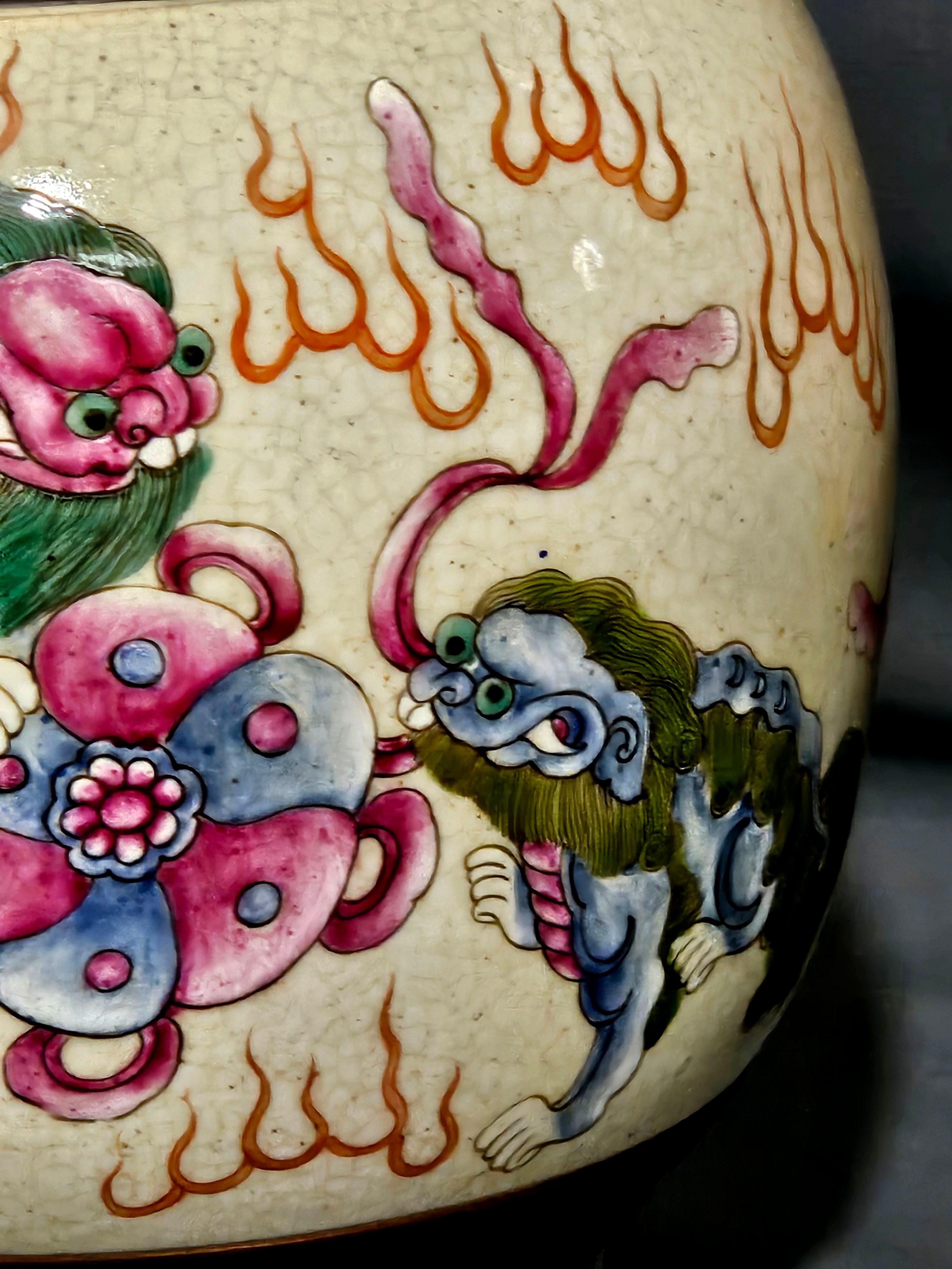 Paire ancienne de 5 lions chinois Famille Rose  Vases 19ème siècle Excellent état - En vente à Norton, MA