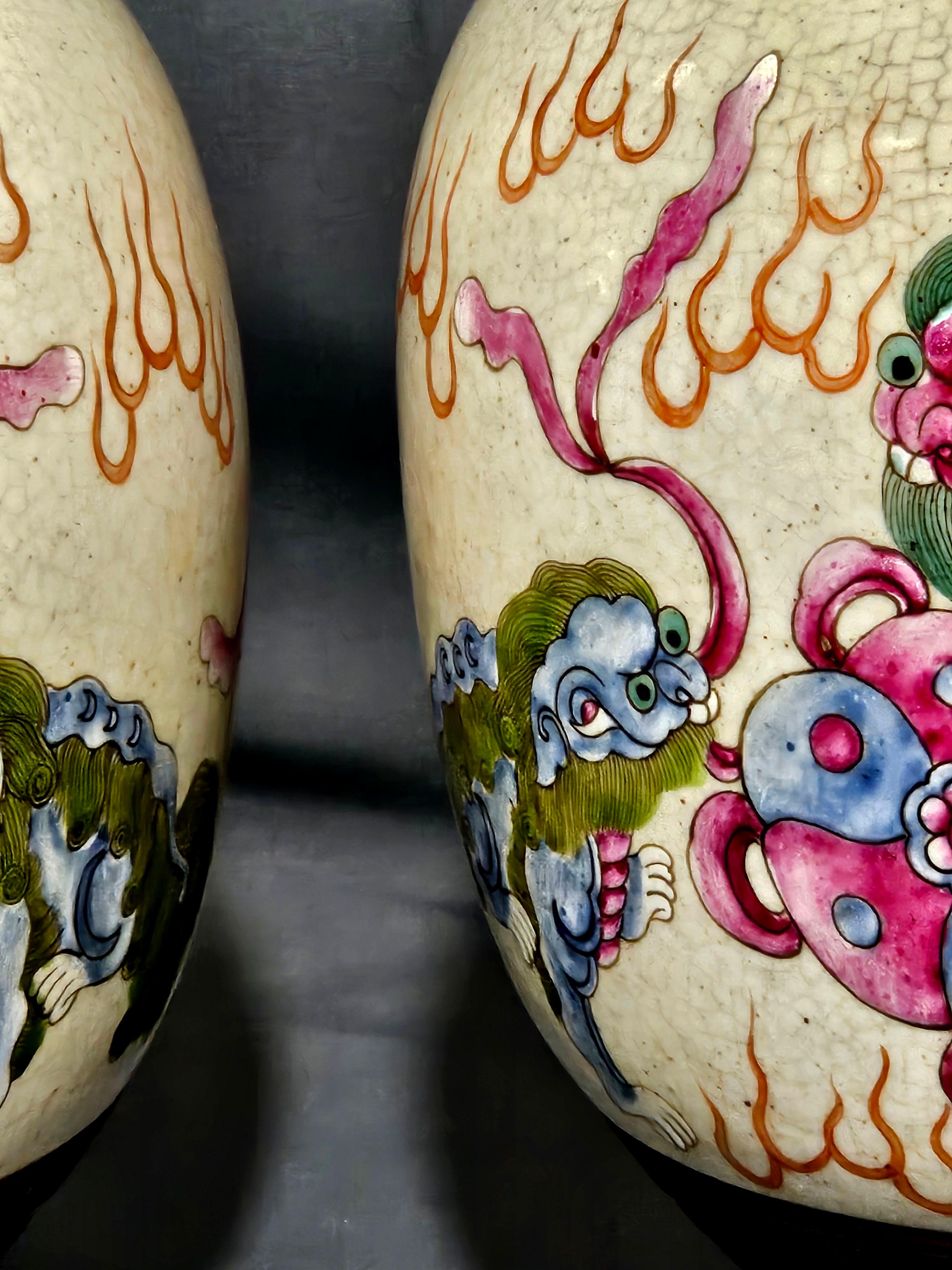 XIXe siècle Paire ancienne de 5 lions chinois Famille Rose  Vases 19ème siècle en vente