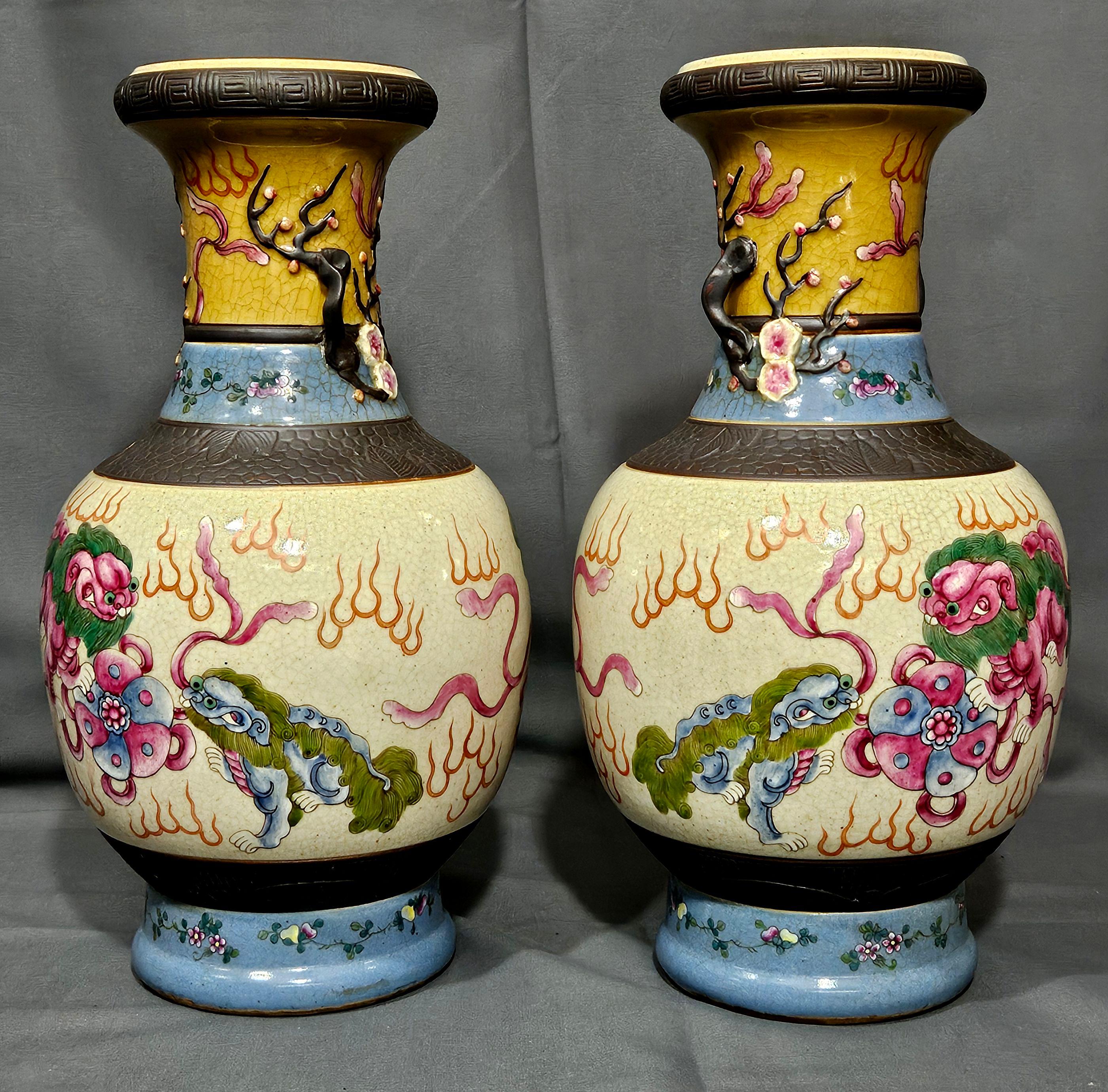 Porcelaine Paire ancienne de 5 lions chinois Famille Rose  Vases 19ème siècle en vente