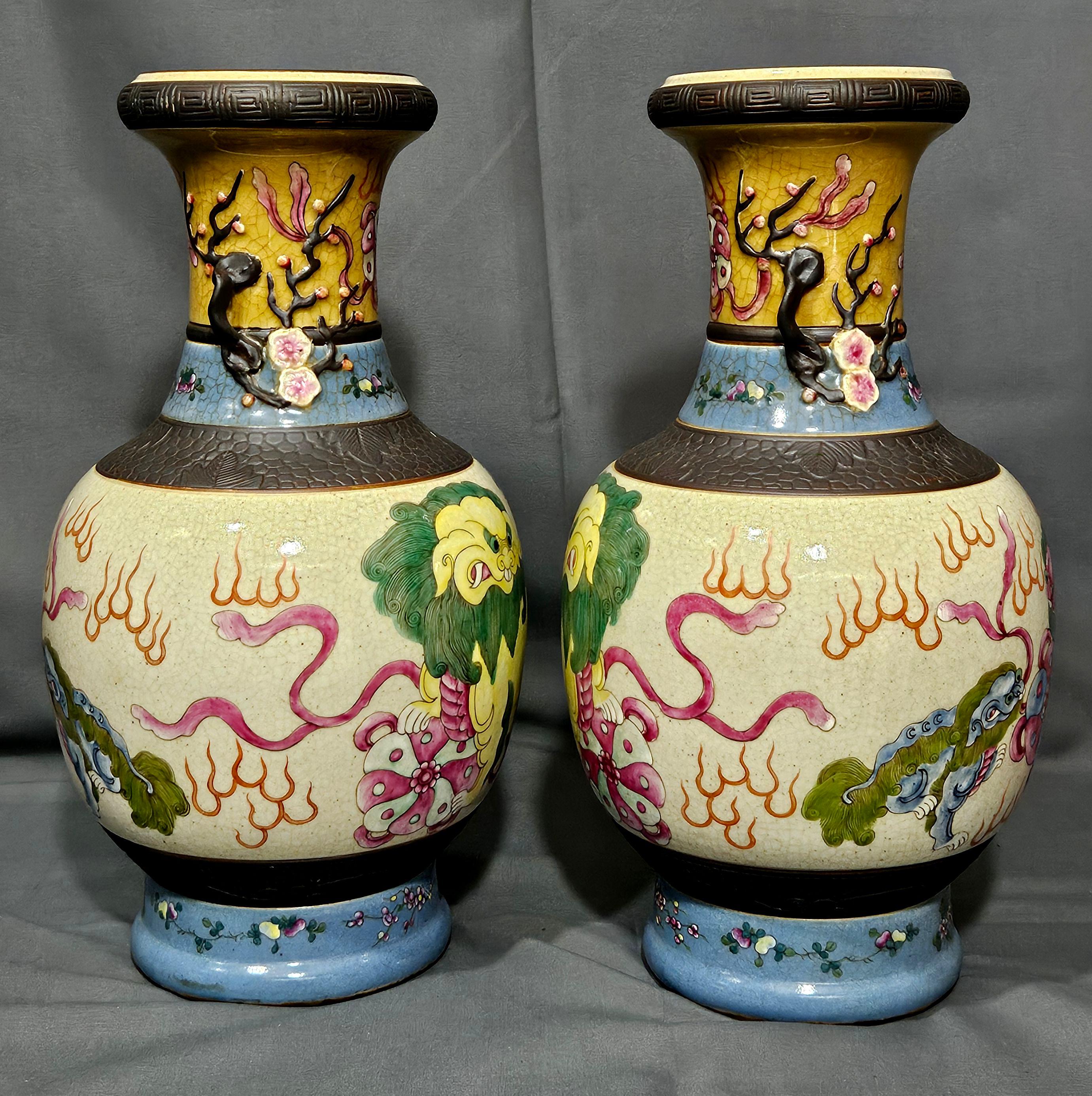 Paire ancienne de 5 lions chinois Famille Rose  Vases 19ème siècle en vente 1