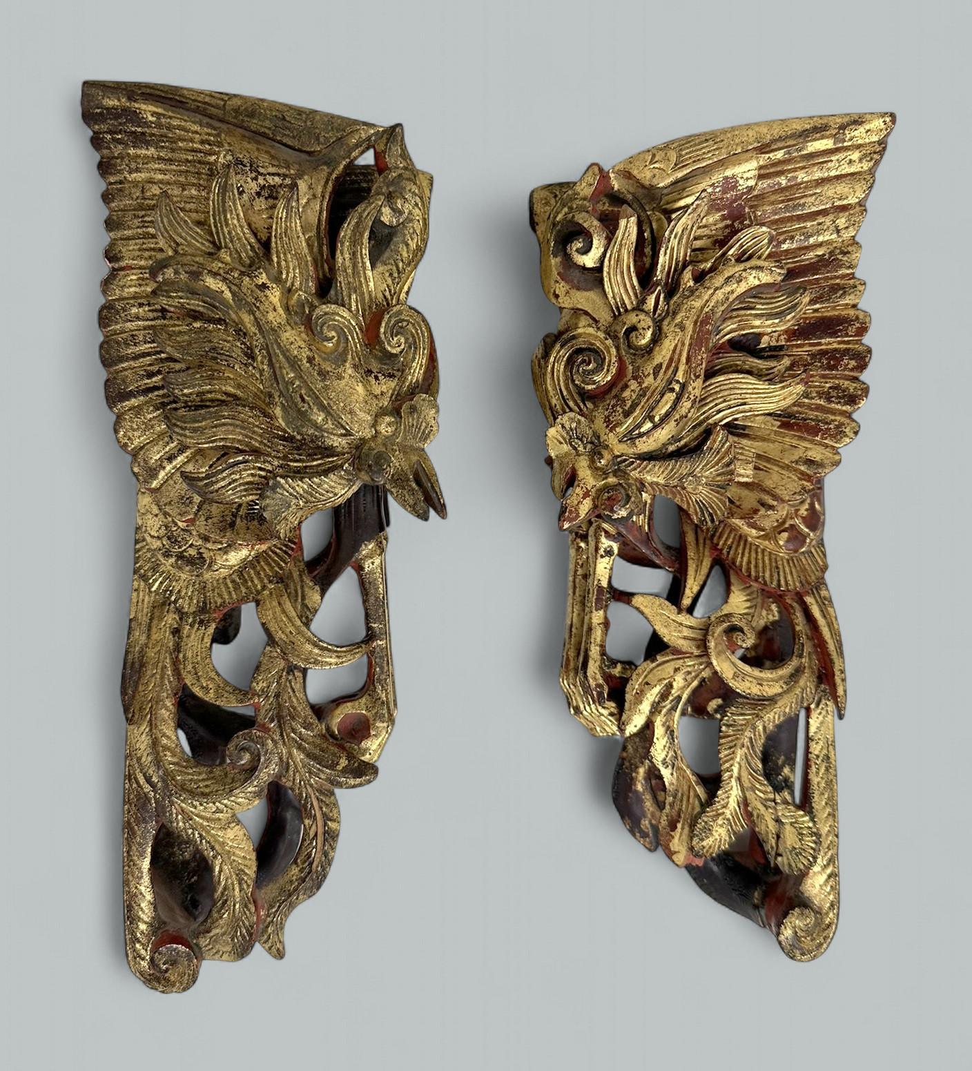 Impresionante y bastante rara Pareja de Tallas de Pared Colgantes de Madera Dura Talladas a Mano de Origen Chino, último cuarto del Siglo XIX. 

Cada una de las bellas tallas representa un ave, posiblemente una grulla o un fénix, que son símbolos