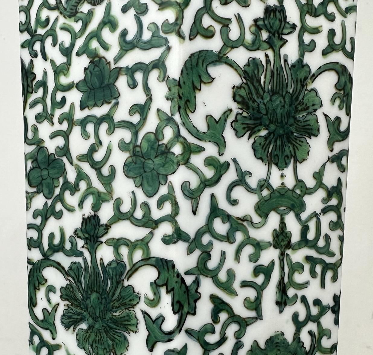 Antikes Paar chinesischer Export-Porzellan-Urnenvasen mit geschnitztem Hartholzsockel, grün, 19. Jahrhundert im Angebot 4