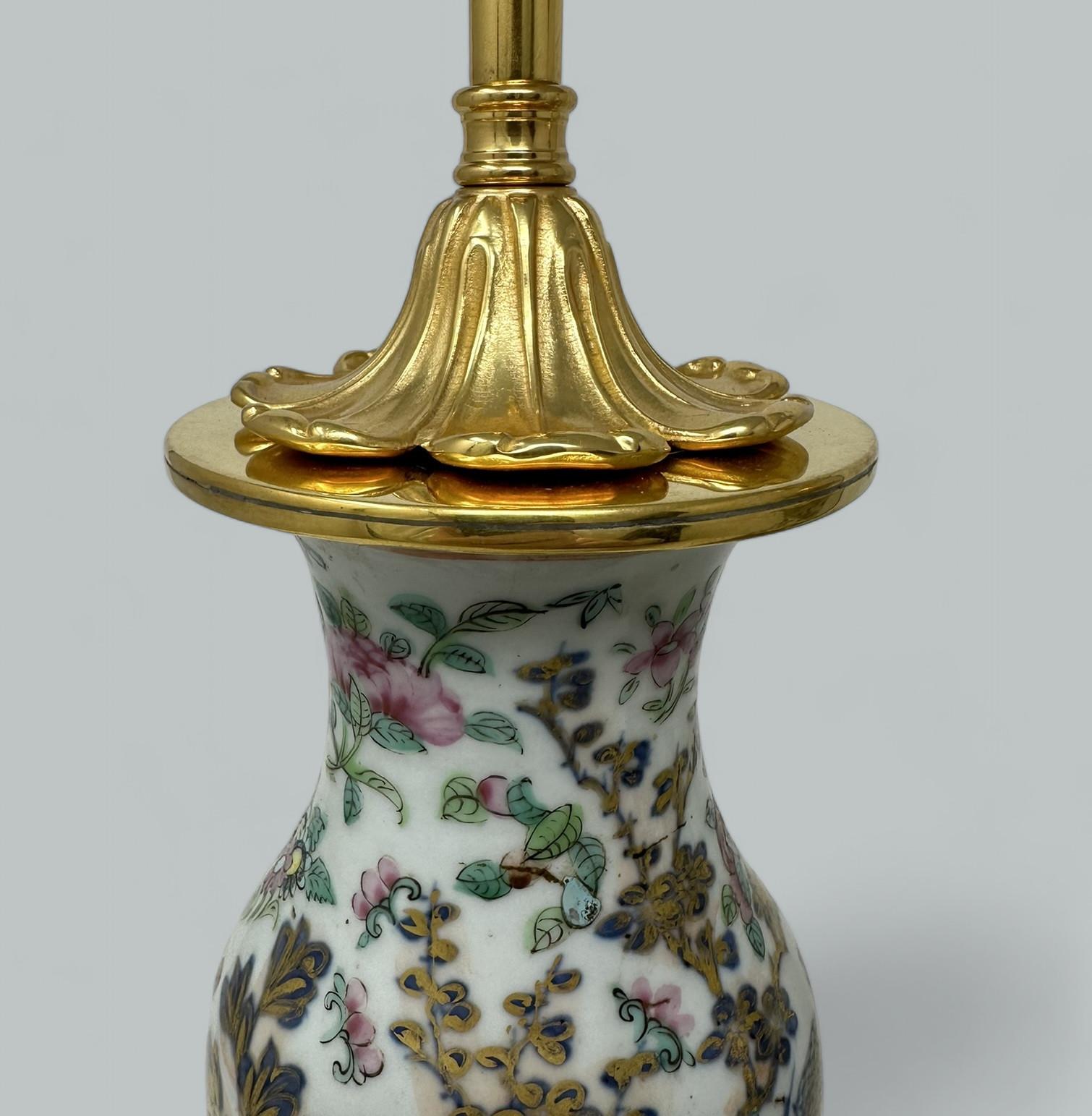 Antica coppia di lampade da tavolo cinesi Famille Rose in porcellana Ormolu Blu Verde Dorato in vendita 3