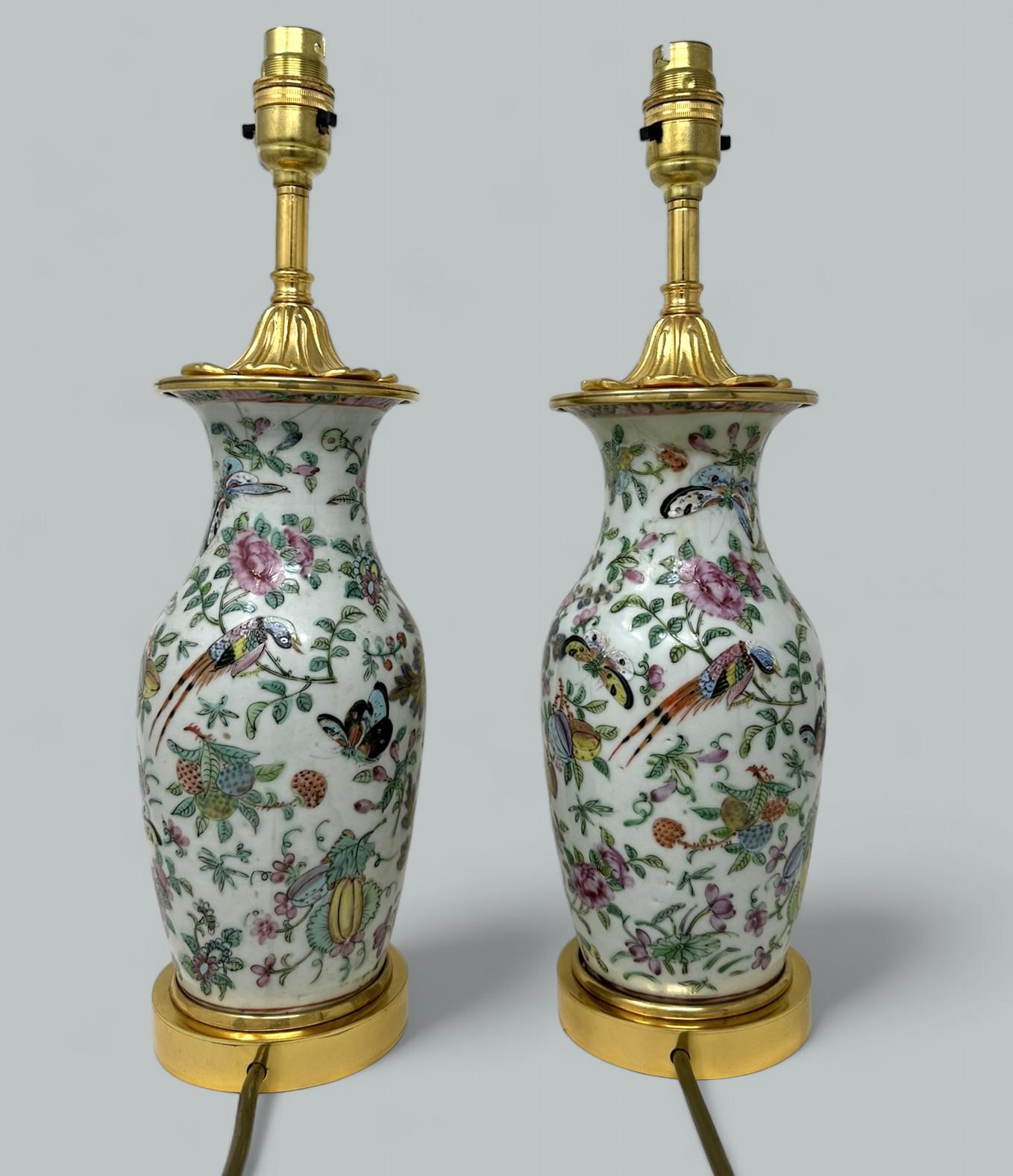 Antica coppia di lampade da tavolo cinesi Famille Rose in porcellana Ormolu Blu Verde Dorato In condizioni buone in vendita a Dublin, Ireland