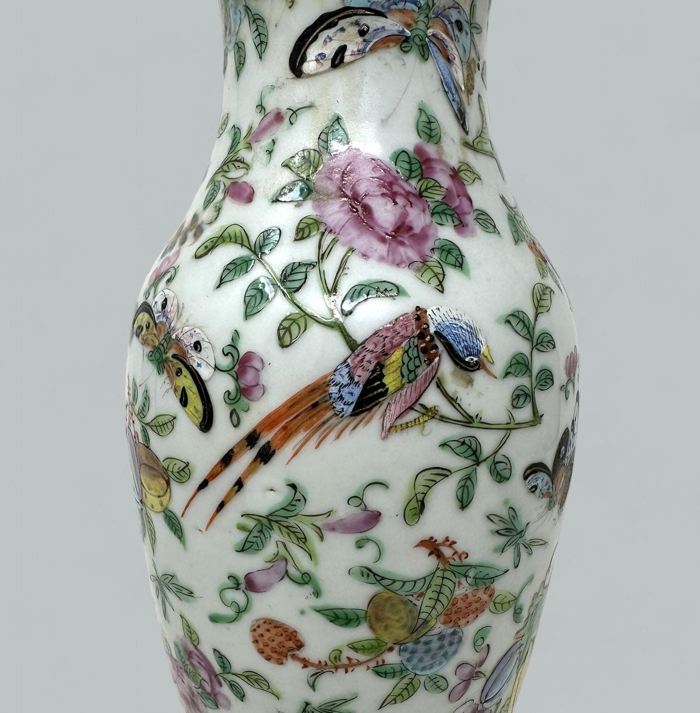 Ceramica Antica coppia di lampade da tavolo cinesi Famille Rose in porcellana Ormolu Blu Verde Dorato in vendita