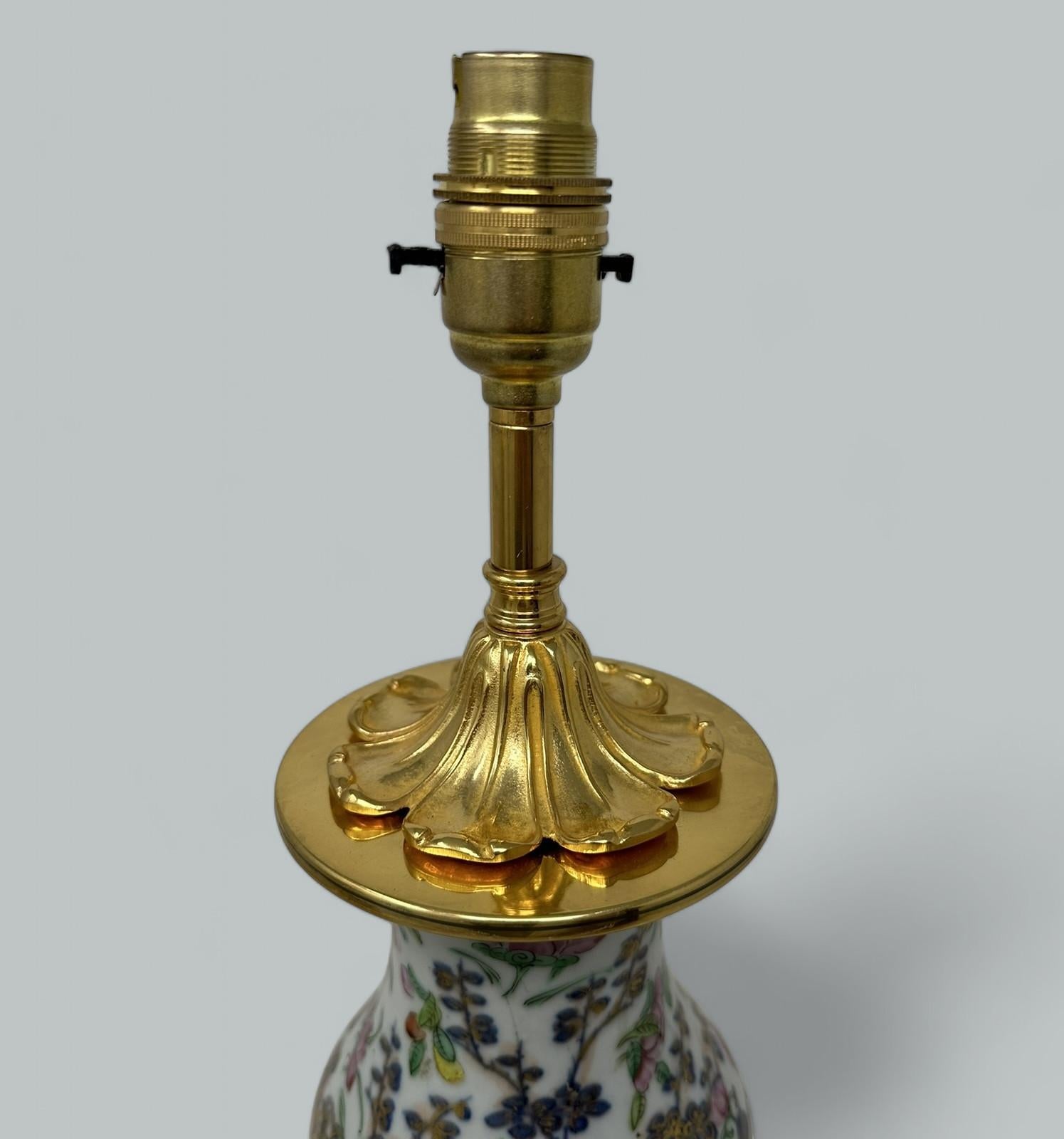Antica coppia di lampade da tavolo cinesi Famille Rose in porcellana Ormolu Blu Verde Dorato in vendita 2