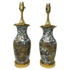Paire de lampes de bureau chinoises anciennes en porcelaine famille rose et bronze doré bleu vert