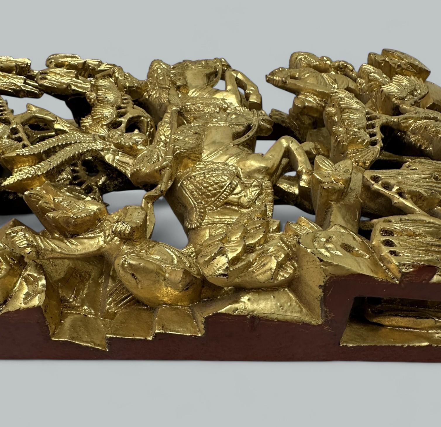 Paire de sculptures chinoises anciennes en bois doré avec guerriers montés, pavillons et feuillages en vente 2