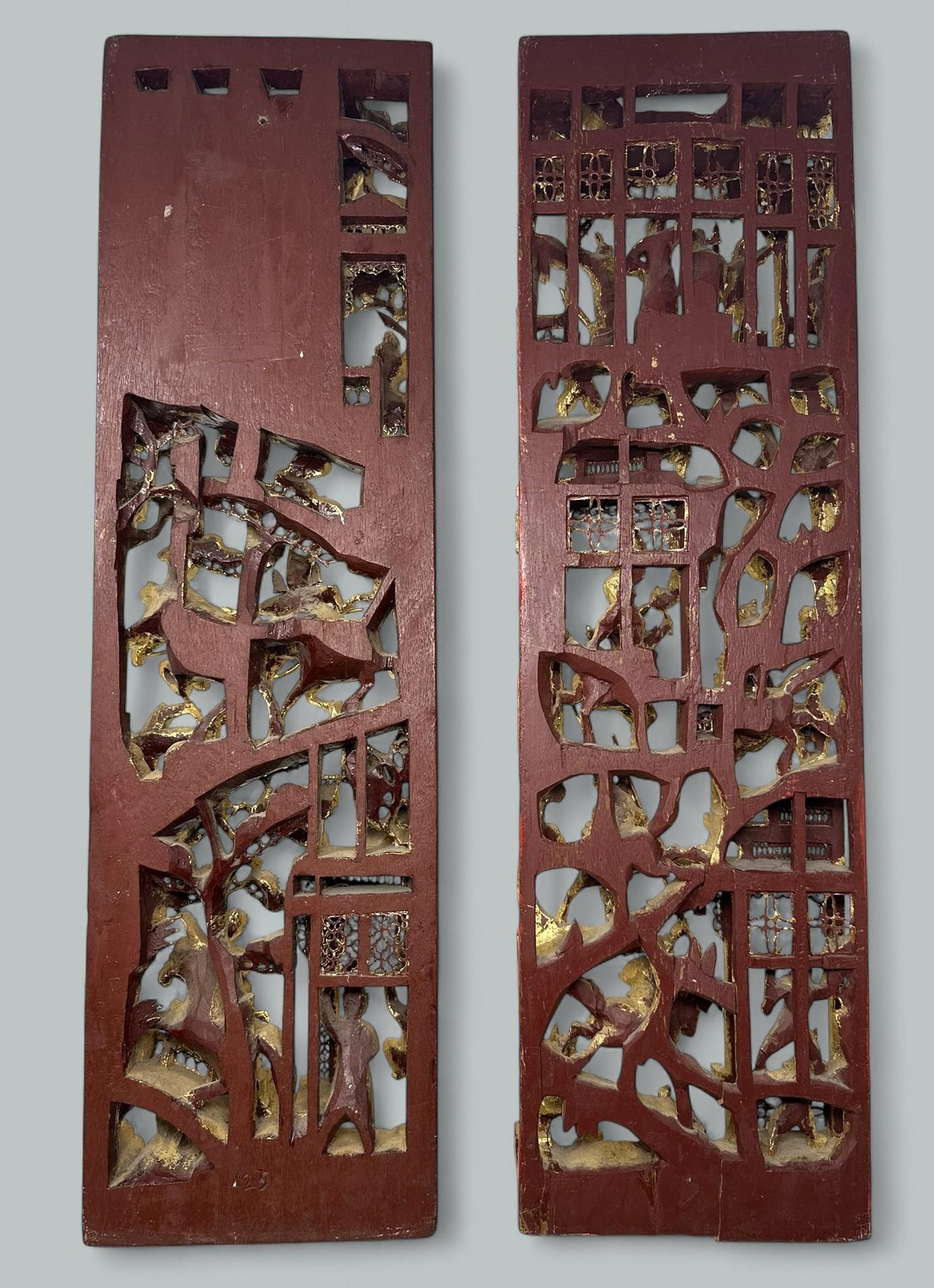 Paire de sculptures chinoises anciennes en bois doré avec guerriers montés, pavillons et feuillages en vente 3