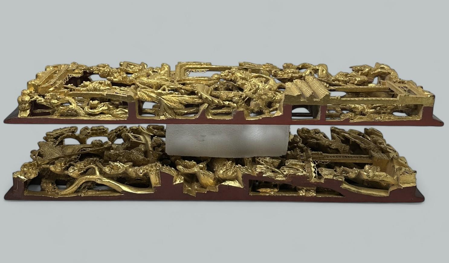 Paire de sculptures chinoises anciennes en bois doré avec guerriers montés, pavillons et feuillages en vente 4