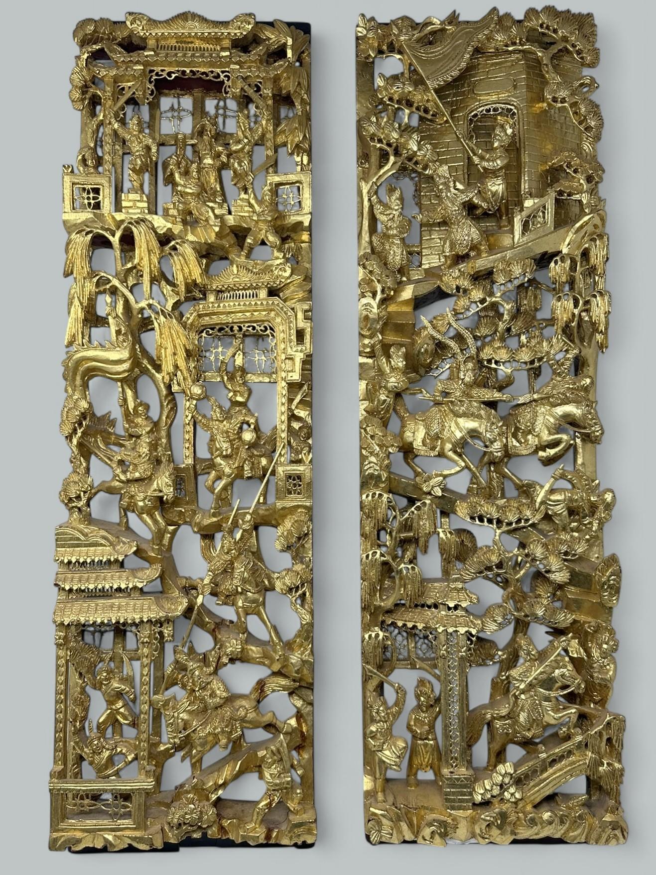 Exquise paire de panneaux muraux décoratifs chinois cantonais en bois doré sculpté à la main, de taille généreuse, début du XXe siècle.  

Ces panneaux étonnants et assez rares sont fabriqués en bois dur massif sculpté à la main avec une finition à