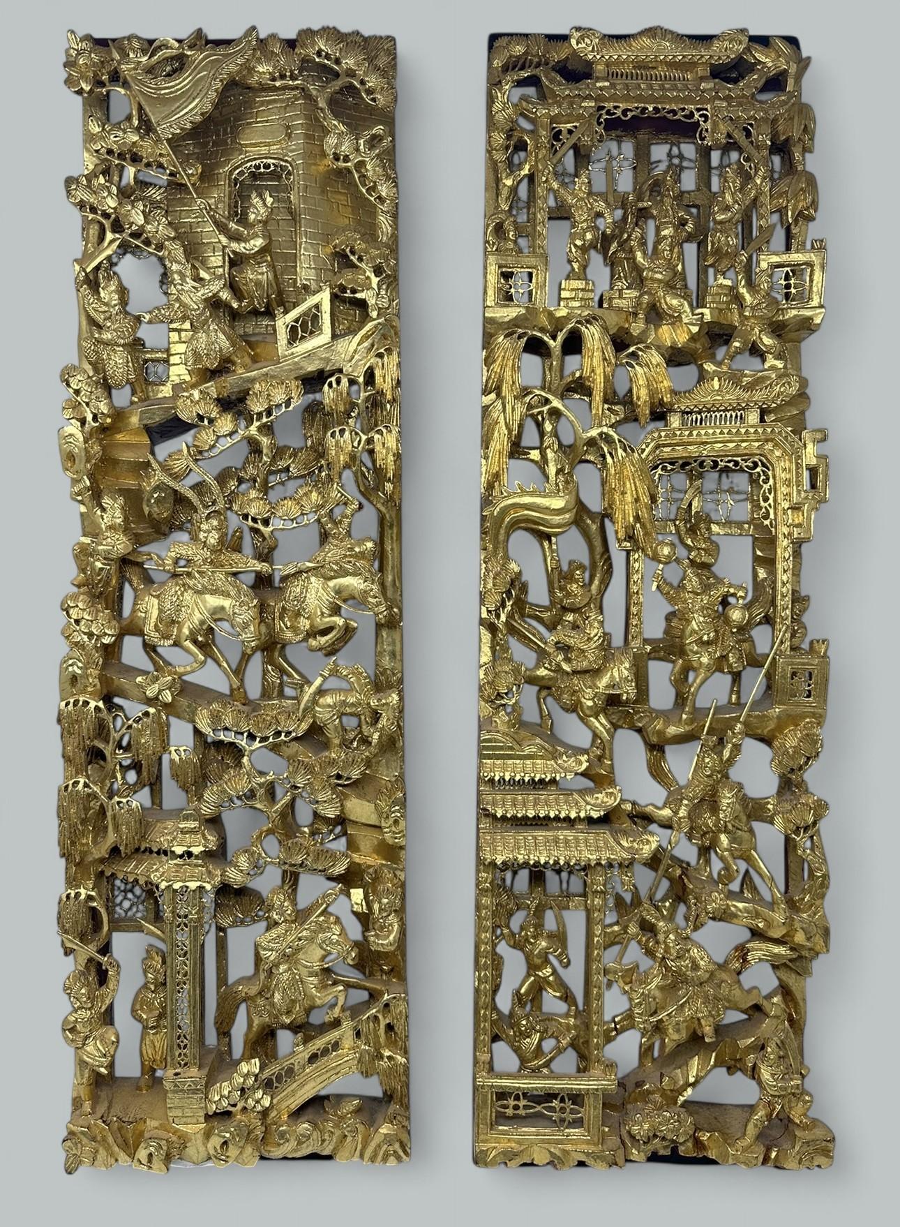 Exportation chinoise Paire de sculptures chinoises anciennes en bois doré avec guerriers montés, pavillons et feuillages en vente