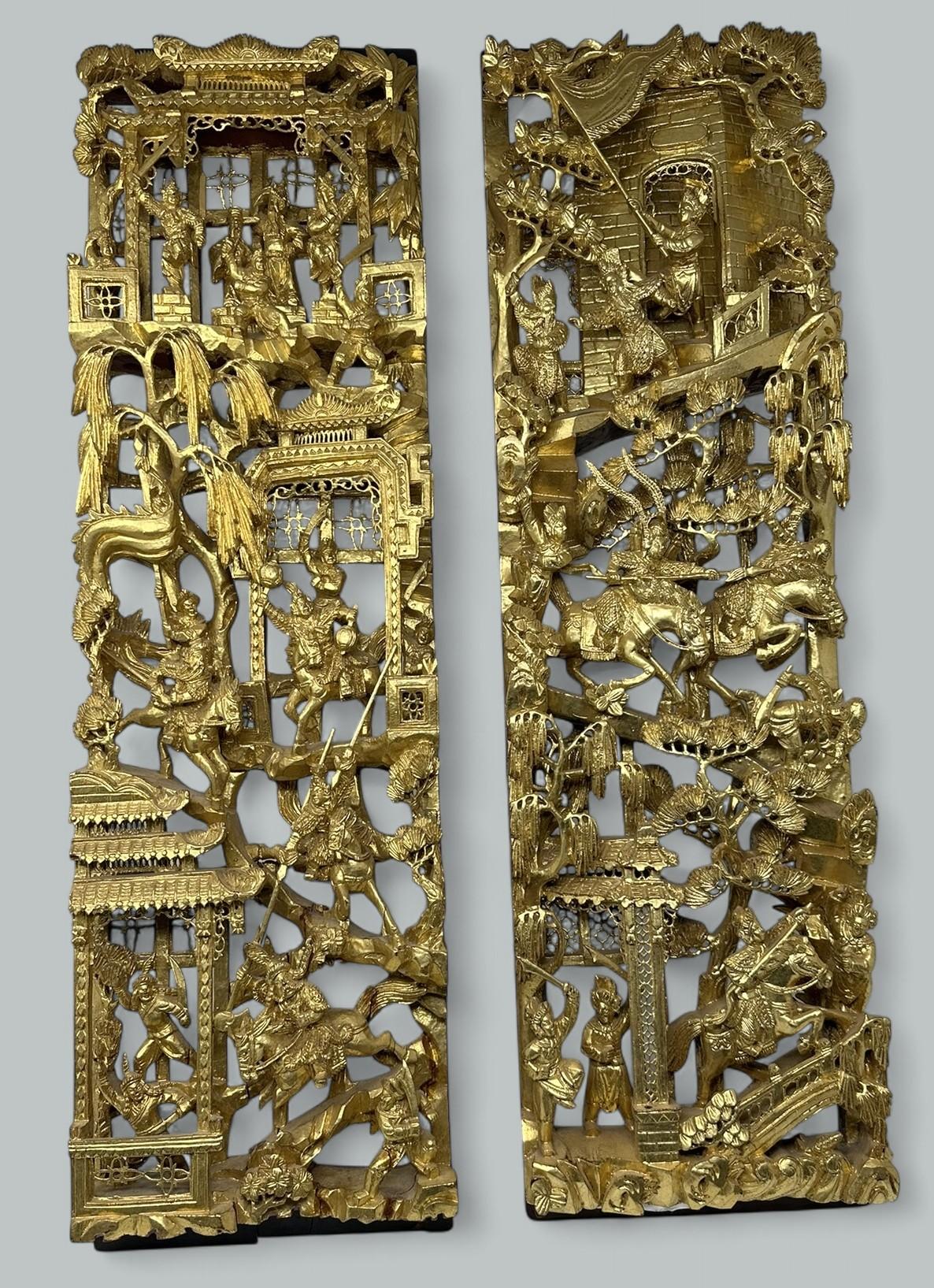 Chinois Paire de sculptures chinoises anciennes en bois doré avec guerriers montés, pavillons et feuillages en vente