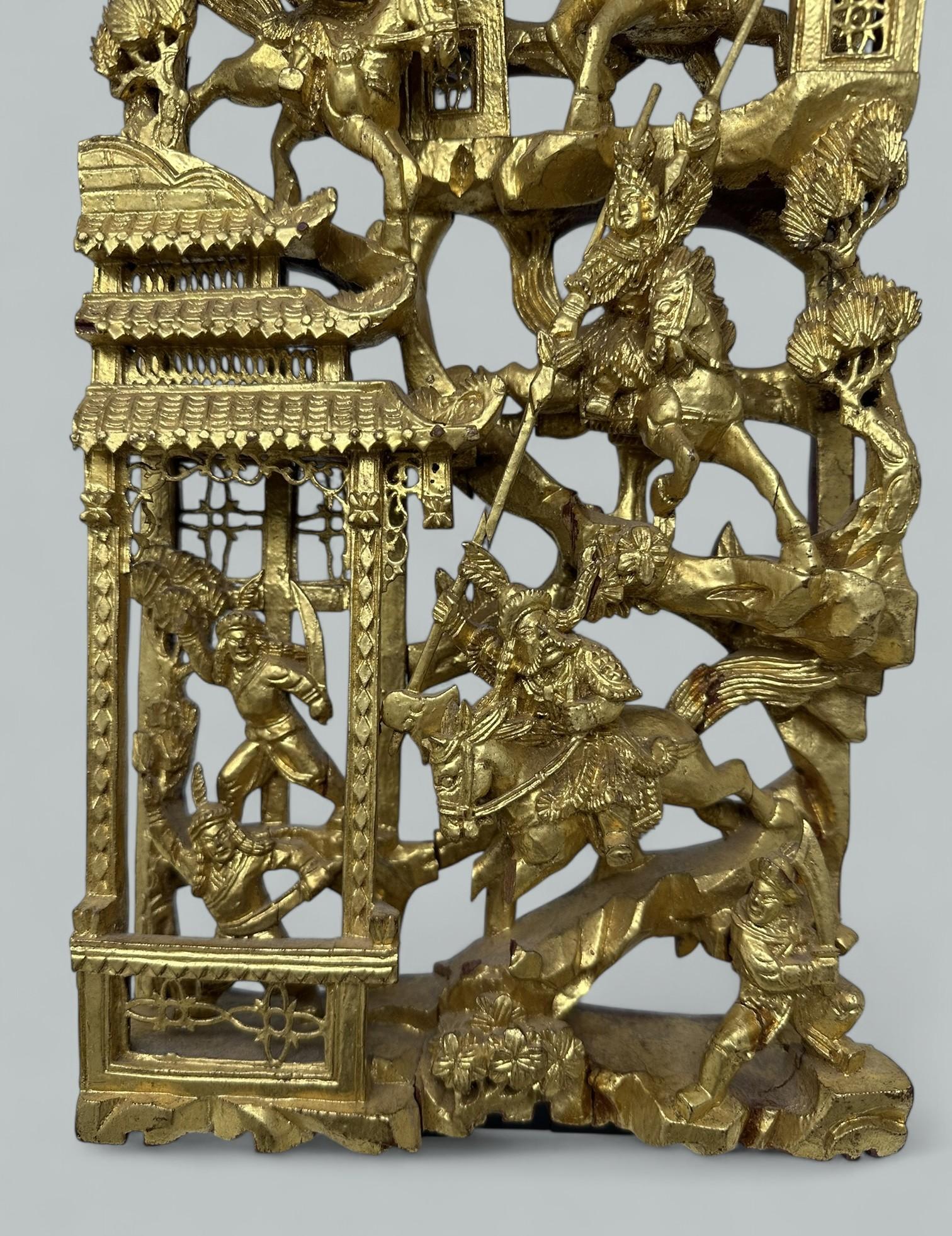 Vernissé Paire de sculptures chinoises anciennes en bois doré avec guerriers montés, pavillons et feuillages en vente