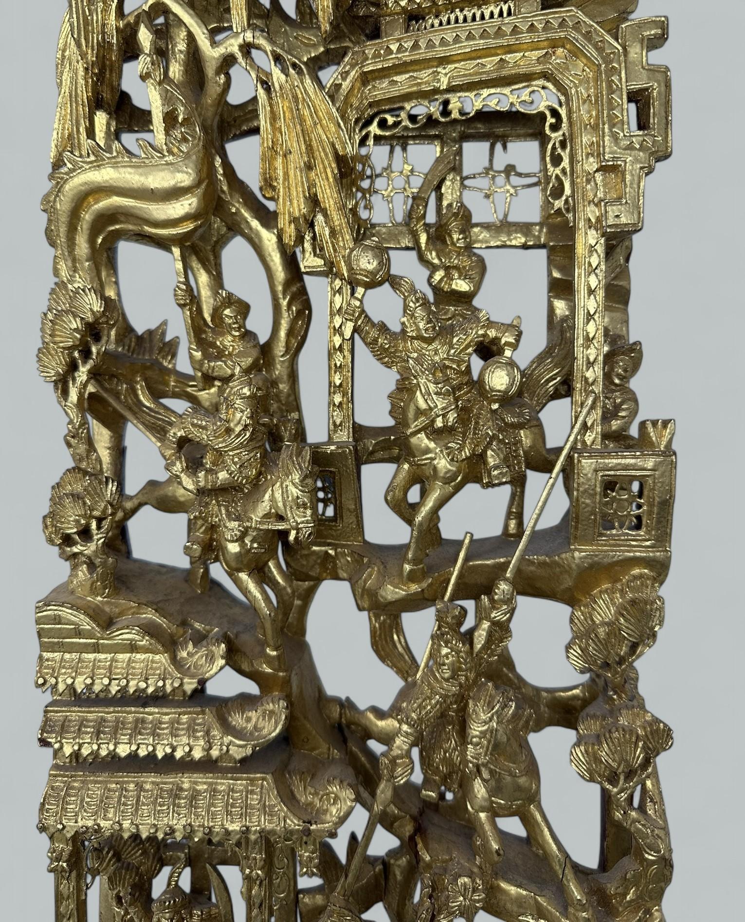 Paire de sculptures chinoises anciennes en bois doré avec guerriers montés, pavillons et feuillages Bon état - En vente à Dublin, Ireland