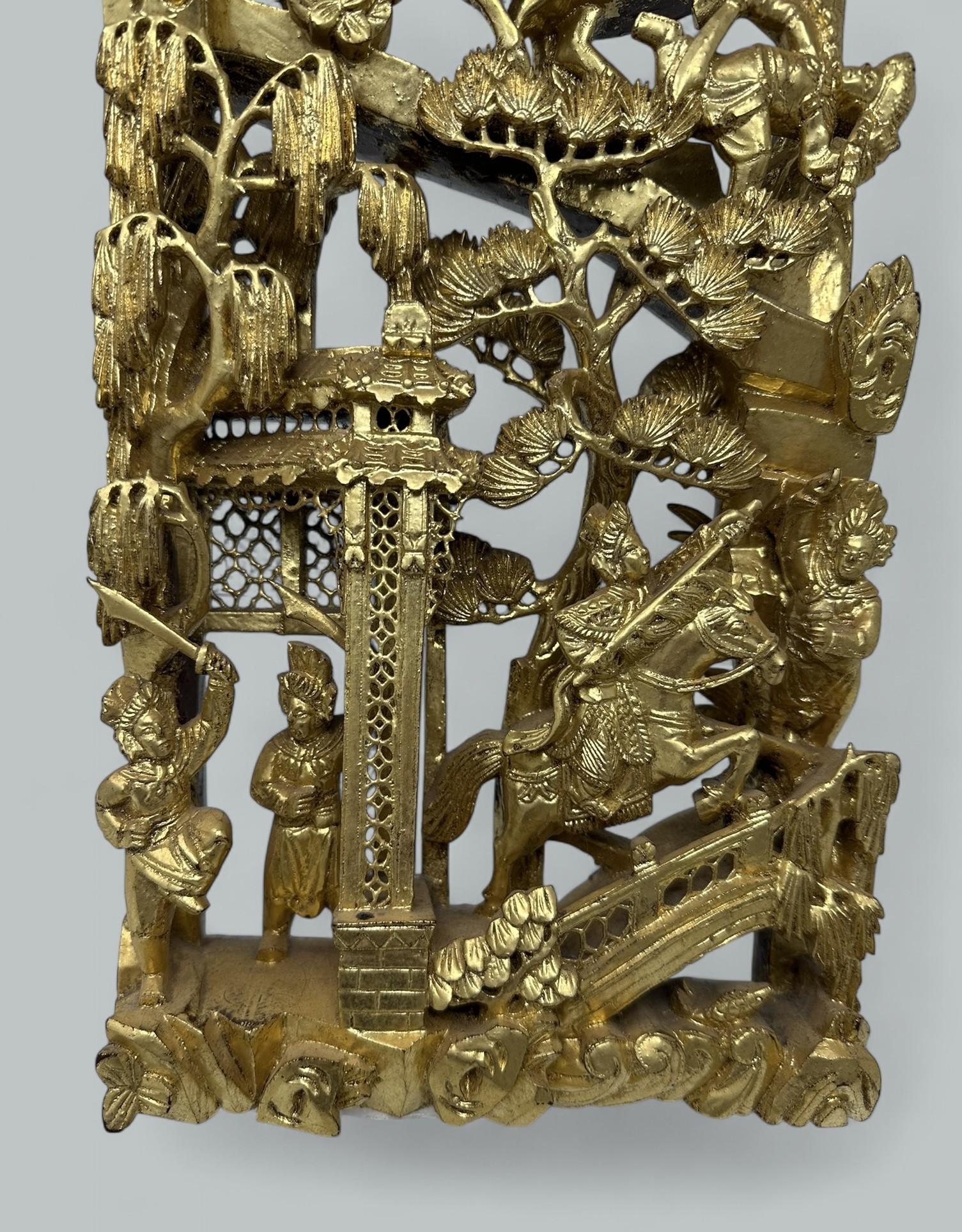 XIXe siècle Paire de sculptures chinoises anciennes en bois doré avec guerriers montés, pavillons et feuillages en vente