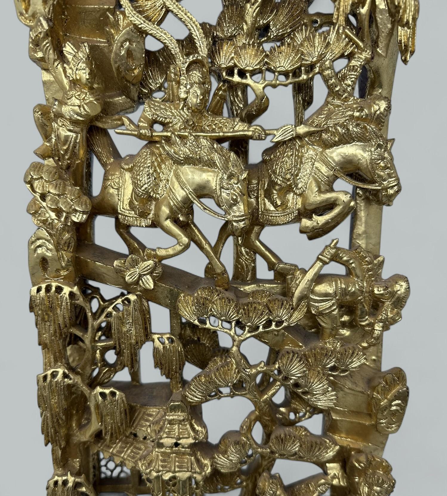 Airwood Paire de sculptures chinoises anciennes en bois doré avec guerriers montés, pavillons et feuillages en vente