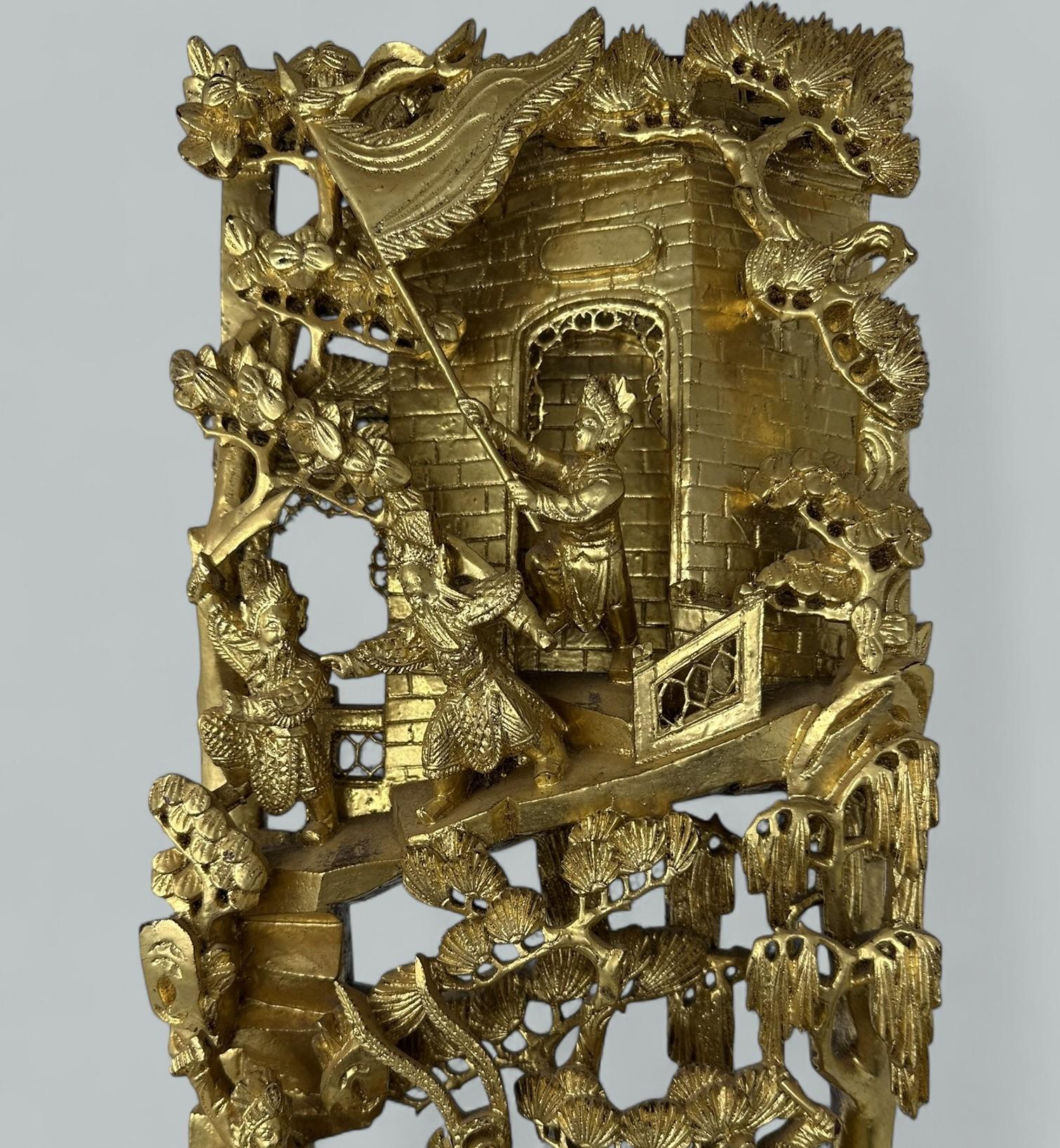 Paire de sculptures chinoises anciennes en bois doré avec guerriers montés, pavillons et feuillages en vente 1