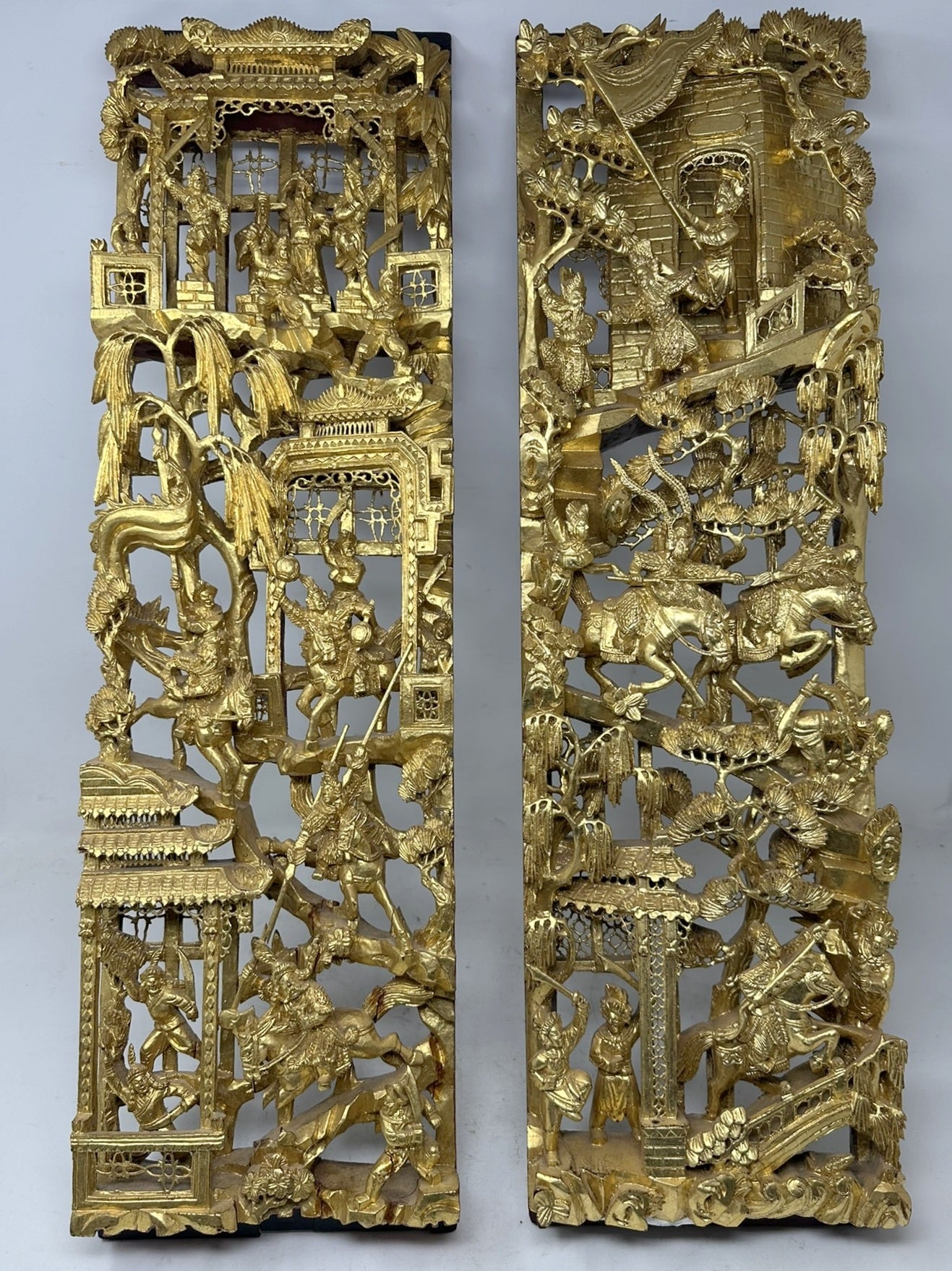Paire de sculptures chinoises anciennes en bois doré avec guerriers montés, pavillons et feuillages en vente