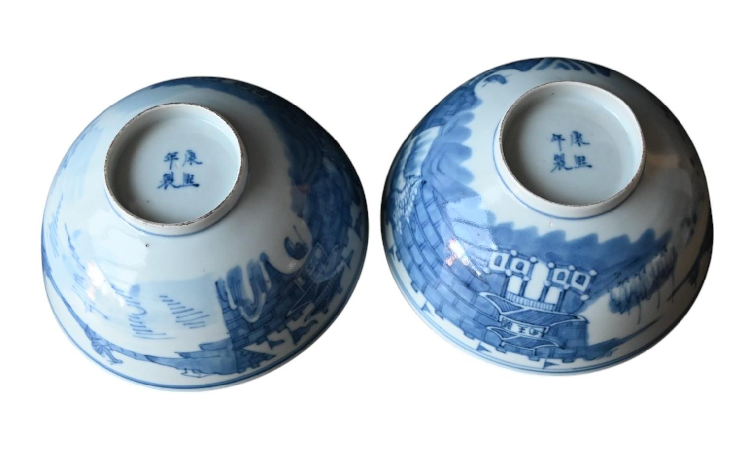 Ancienne paire de bols bleu/blanc en porcelaine de Chine marqué Kangxi, 18e siècle en vente 2