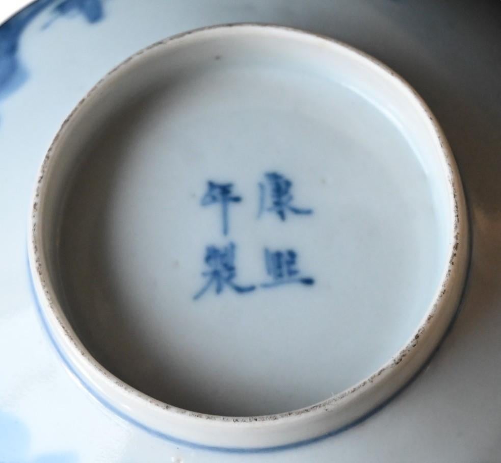 Ancienne paire de bols bleu/blanc en porcelaine de Chine marqué Kangxi, 18e siècle en vente 3