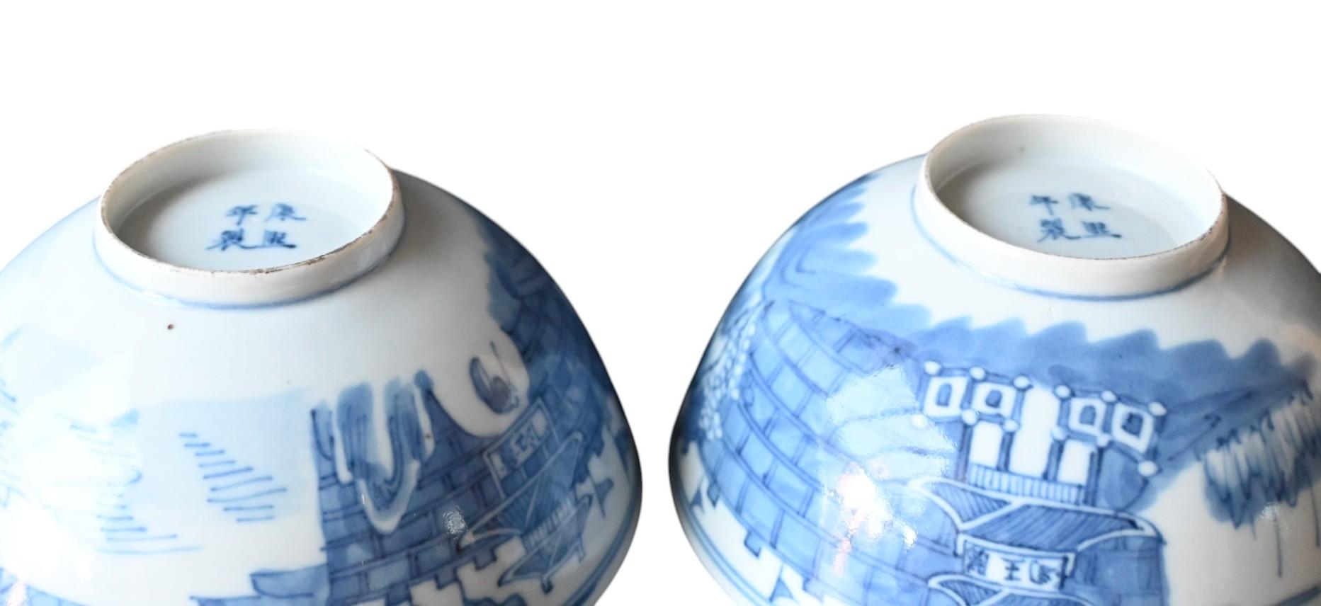 Ancienne paire de bols bleu/blanc en porcelaine de Chine marqué Kangxi, 18e siècle en vente 4