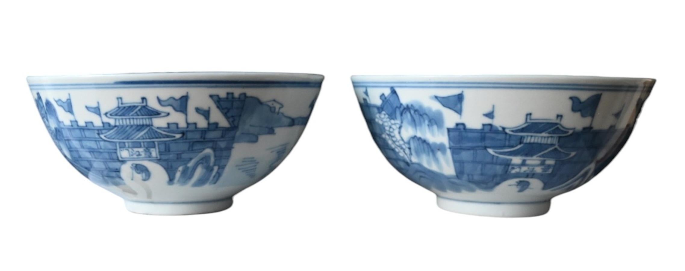Ancienne paire de bols bleu/blanc en porcelaine de Chine marqué Kangxi, 18e siècle en vente 5