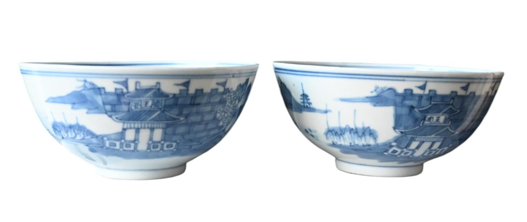 Ancienne paire de bols bleu/blanc en porcelaine de Chine marqué Kangxi, 18e siècle en vente 8