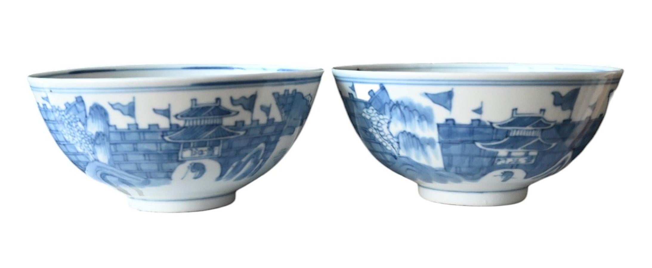 Ancienne paire de bols bleu/blanc en porcelaine de Chine marqué Kangxi, 18e siècle en vente 9