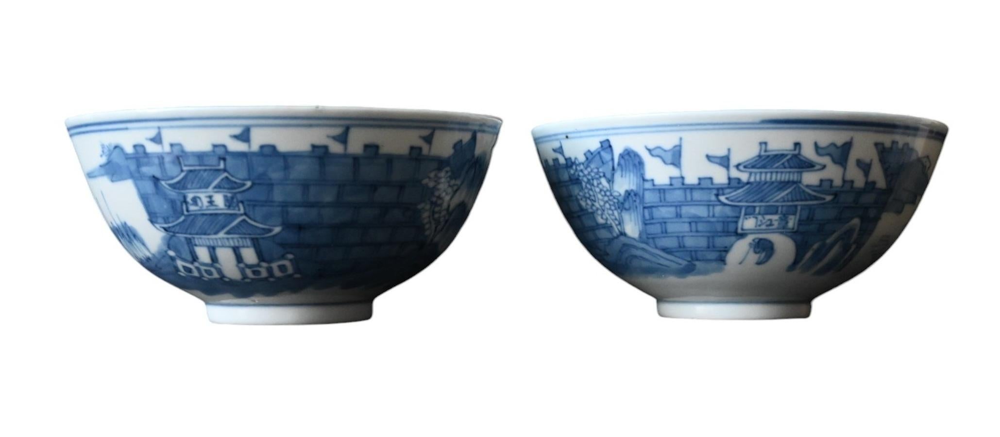 Une paire  bols en porcelaine chinoise avec une fine décoration peinte en bleu/blanc du 18e siècle
Kangxi 4 caractères marqués
Parfait état, testé aux UV
Diamètre de chaque bol 12,7 cm
L'expédition se fait dans une double boîte pour plus de sécurité