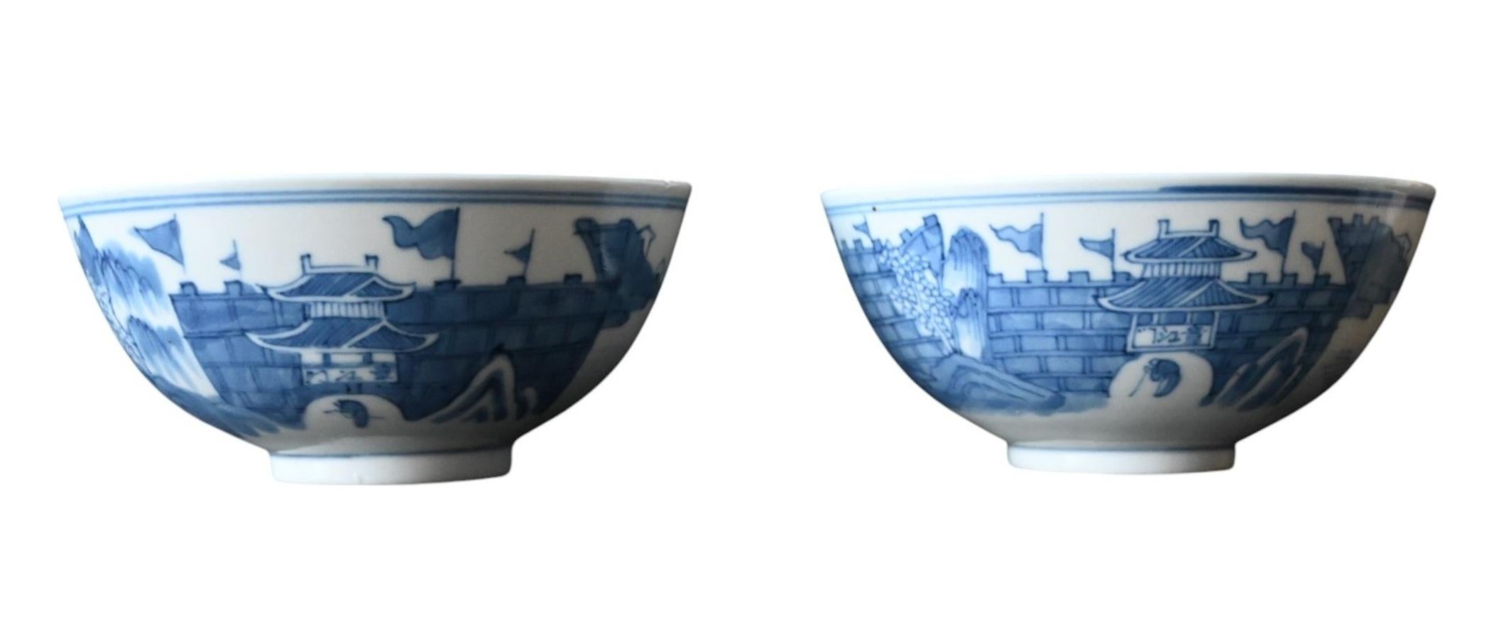 Qing Ancienne paire de bols bleu/blanc en porcelaine de Chine marqué Kangxi, 18e siècle en vente